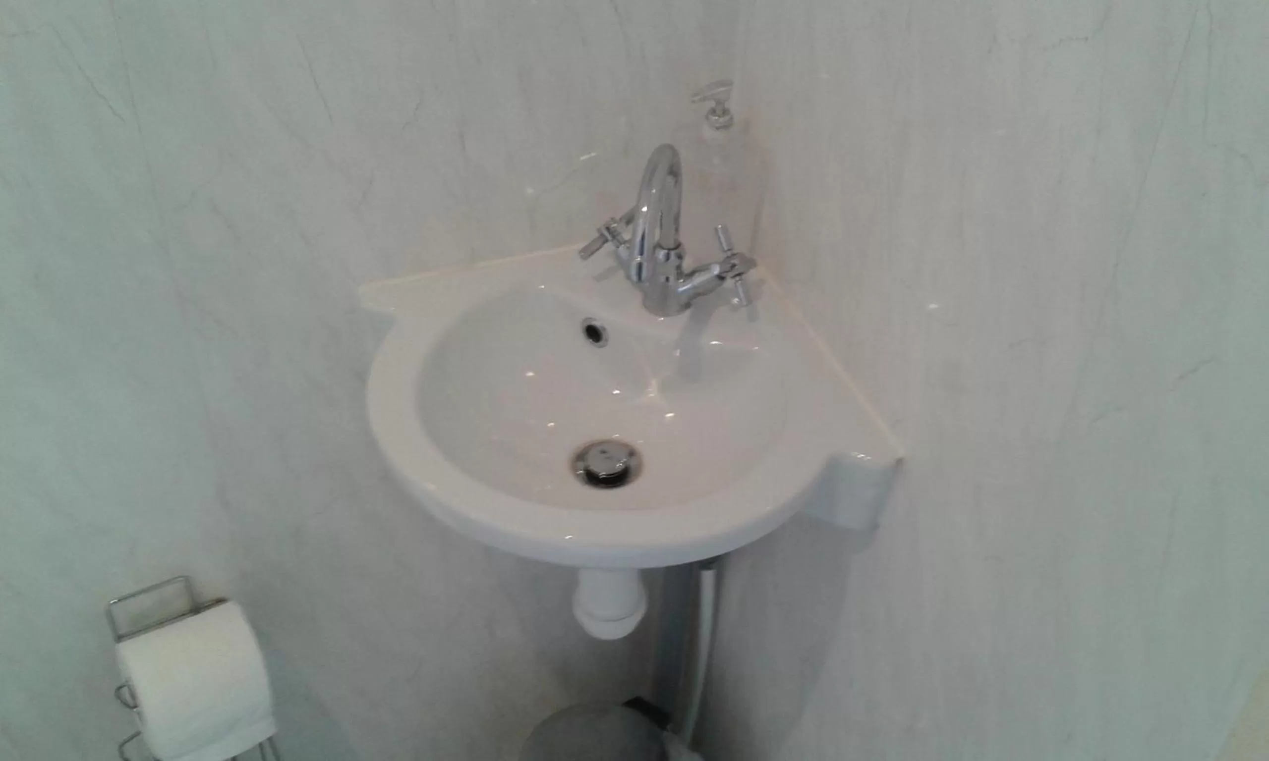 Bathroom in Gilesgate Moor Hotel