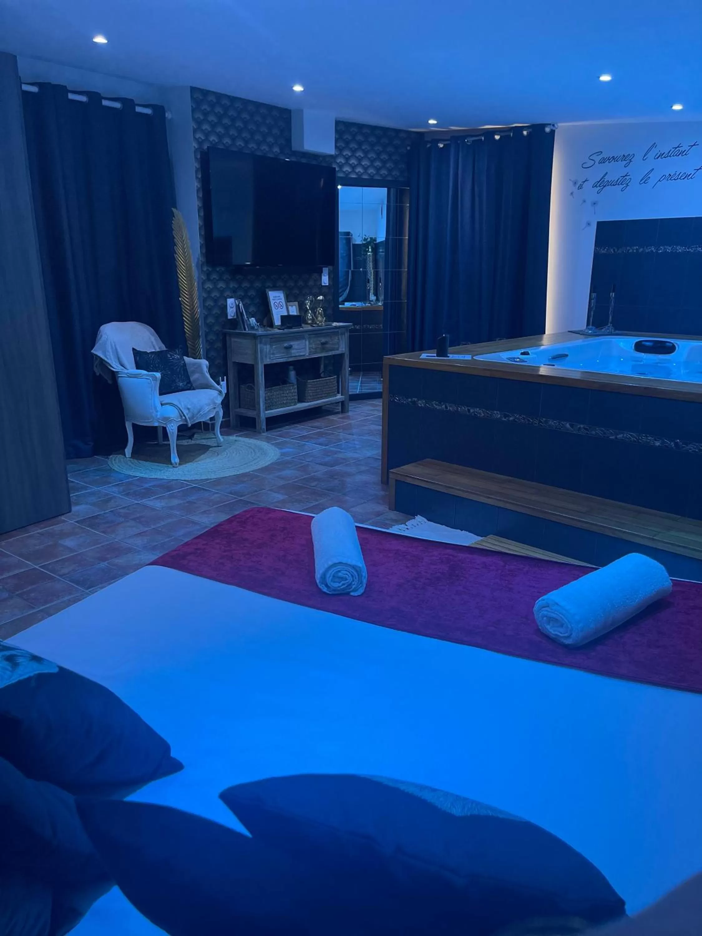 Photo of the whole room in SUITE 785 Chambre d hôtes Jacuzzi Cave indépendante