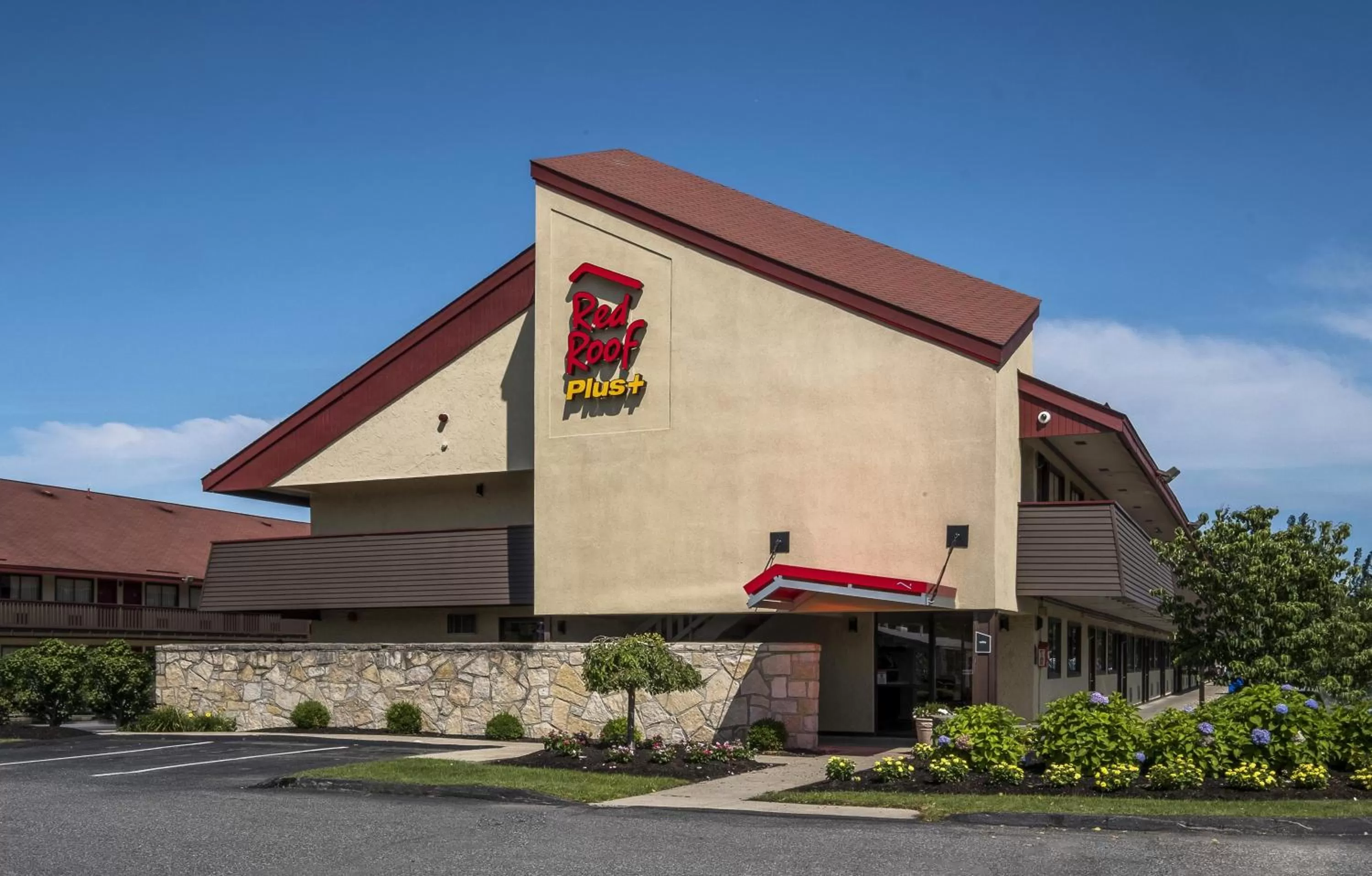 Property building in Red Roof Inn PLUS + Boston - Framingham