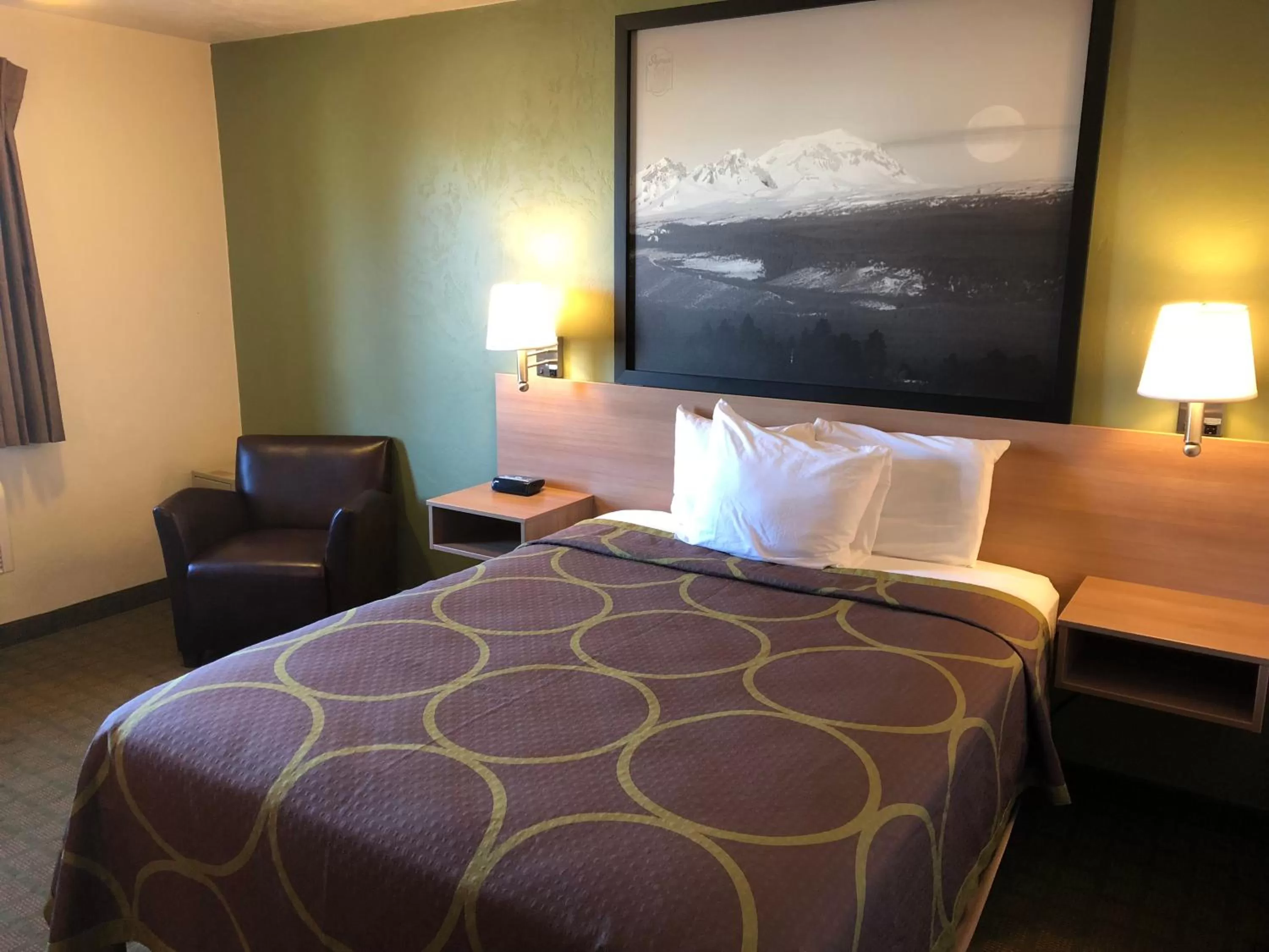 Bedroom, Bed in Super 8 by Wyndham Bend