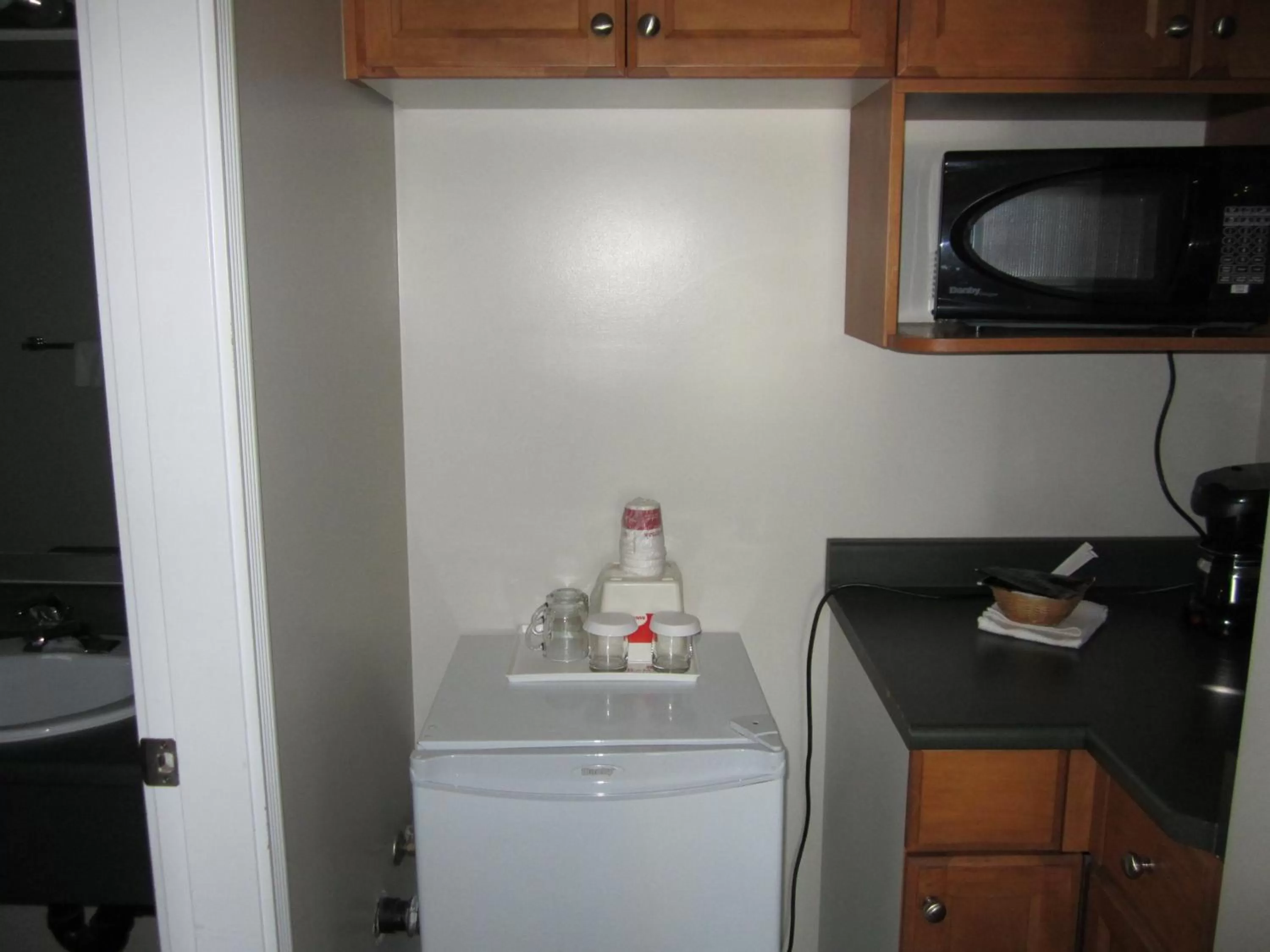 Coffee/tea facilities in Ramada Merritt