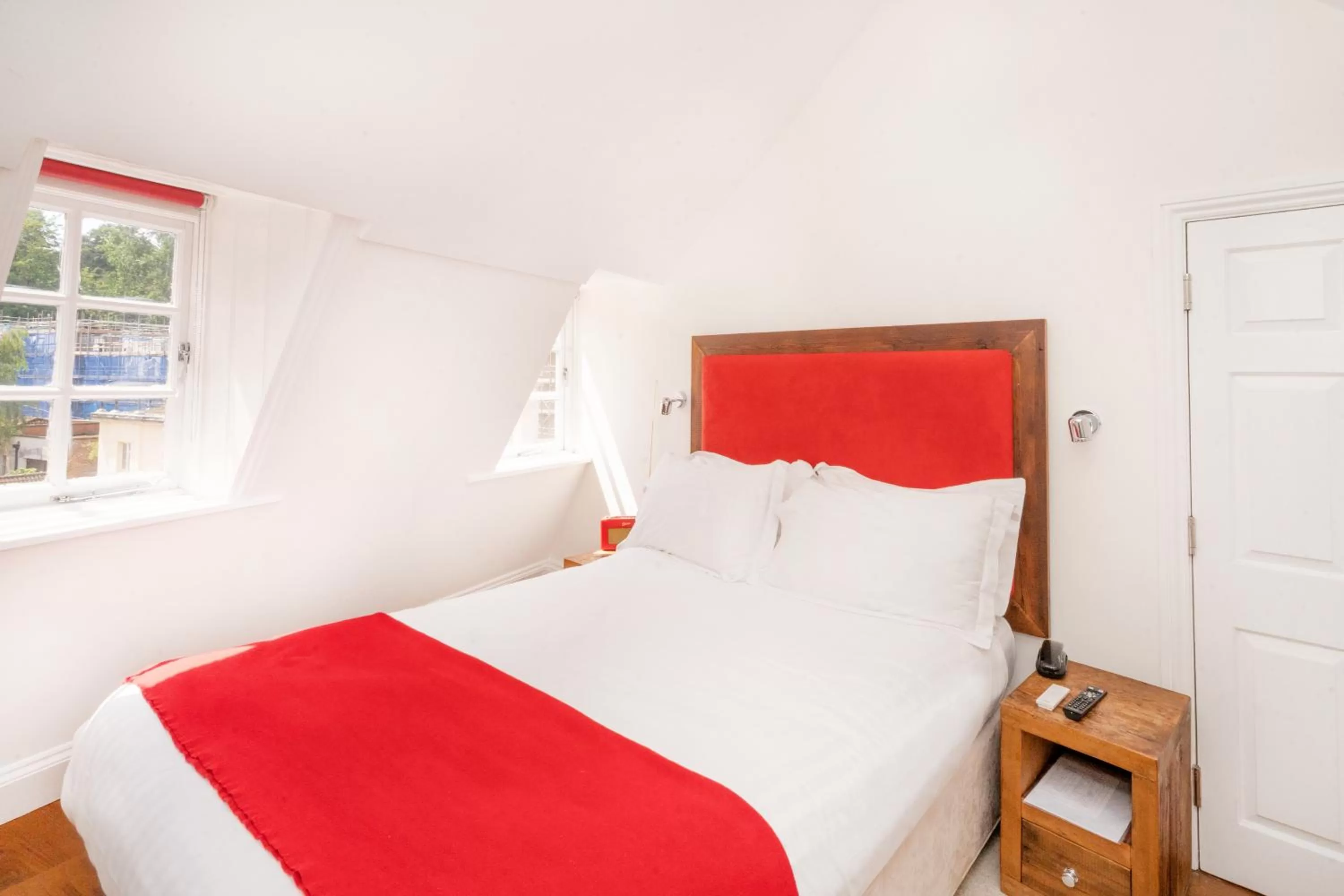 Photo of the whole room, Bed in Berkeley Suites