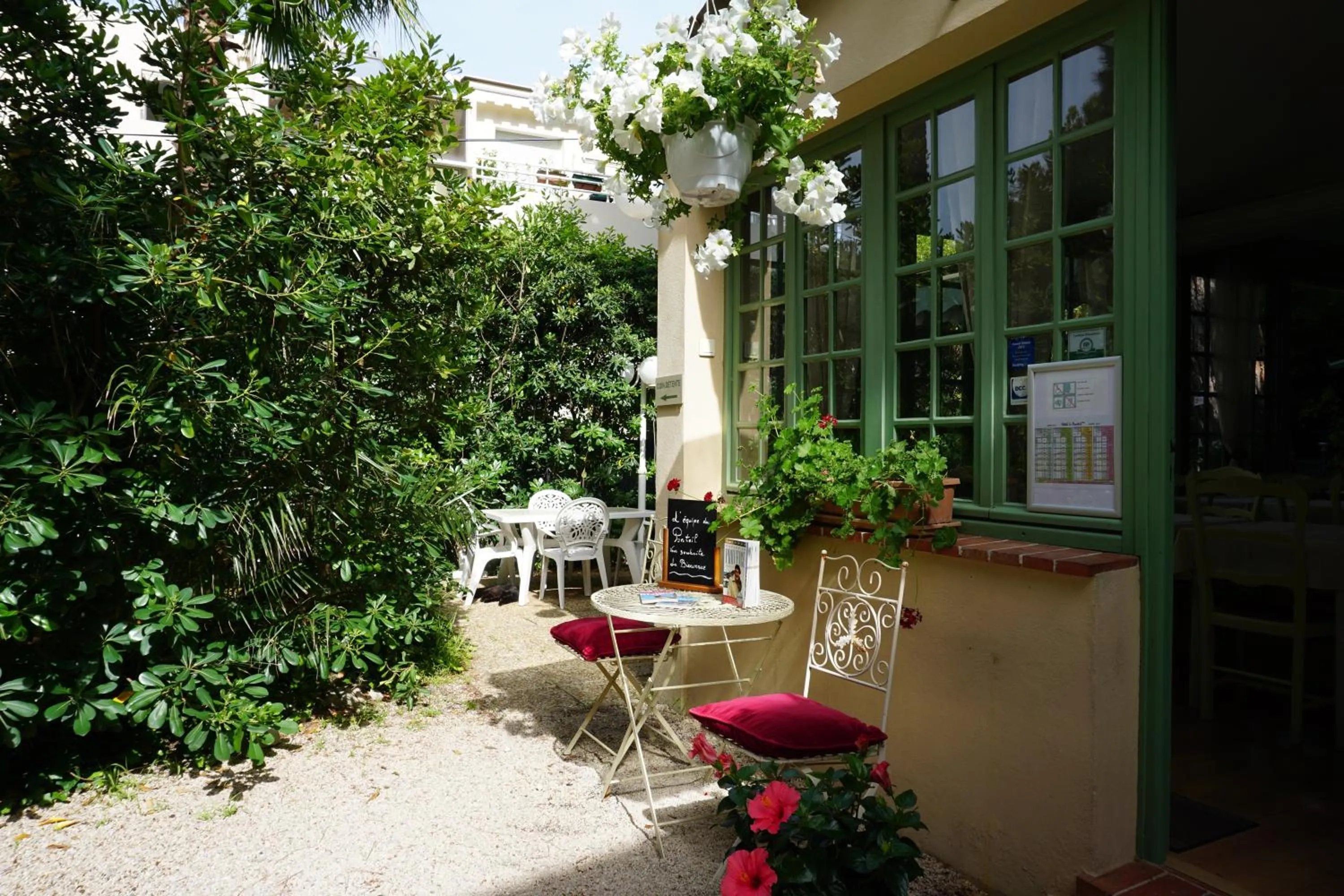 Garden in Hotel Le Ponteil