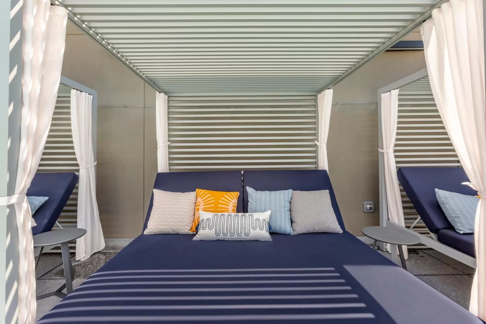 Swimming pool, Bed in Omni Tempe Hotel at ASU