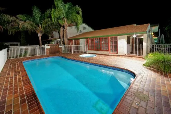 Swimming pool in Tamworth Motor Inn & Cabins