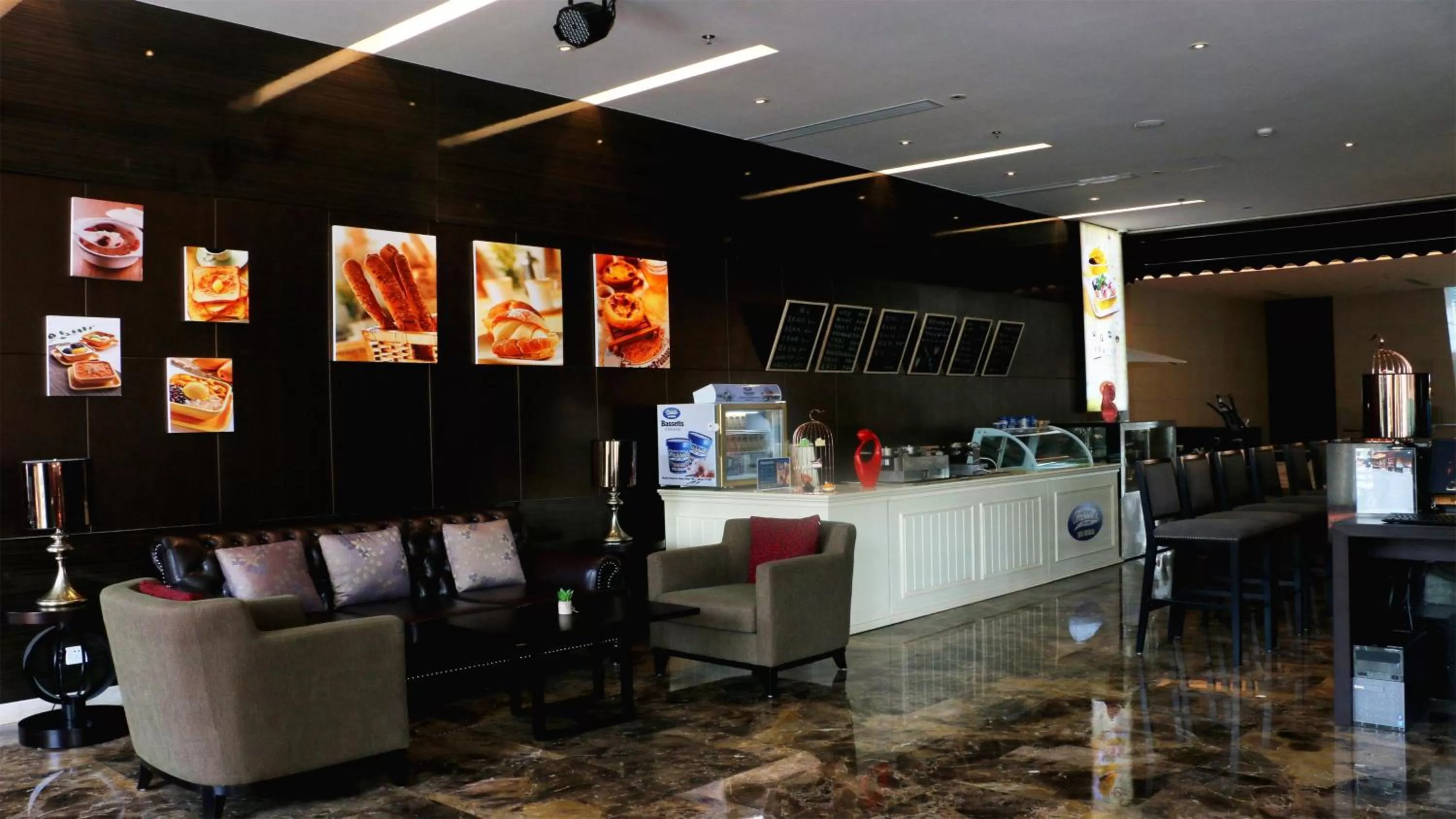 Lounge or bar in Holiday Inn Nanchang Riverside by IHG