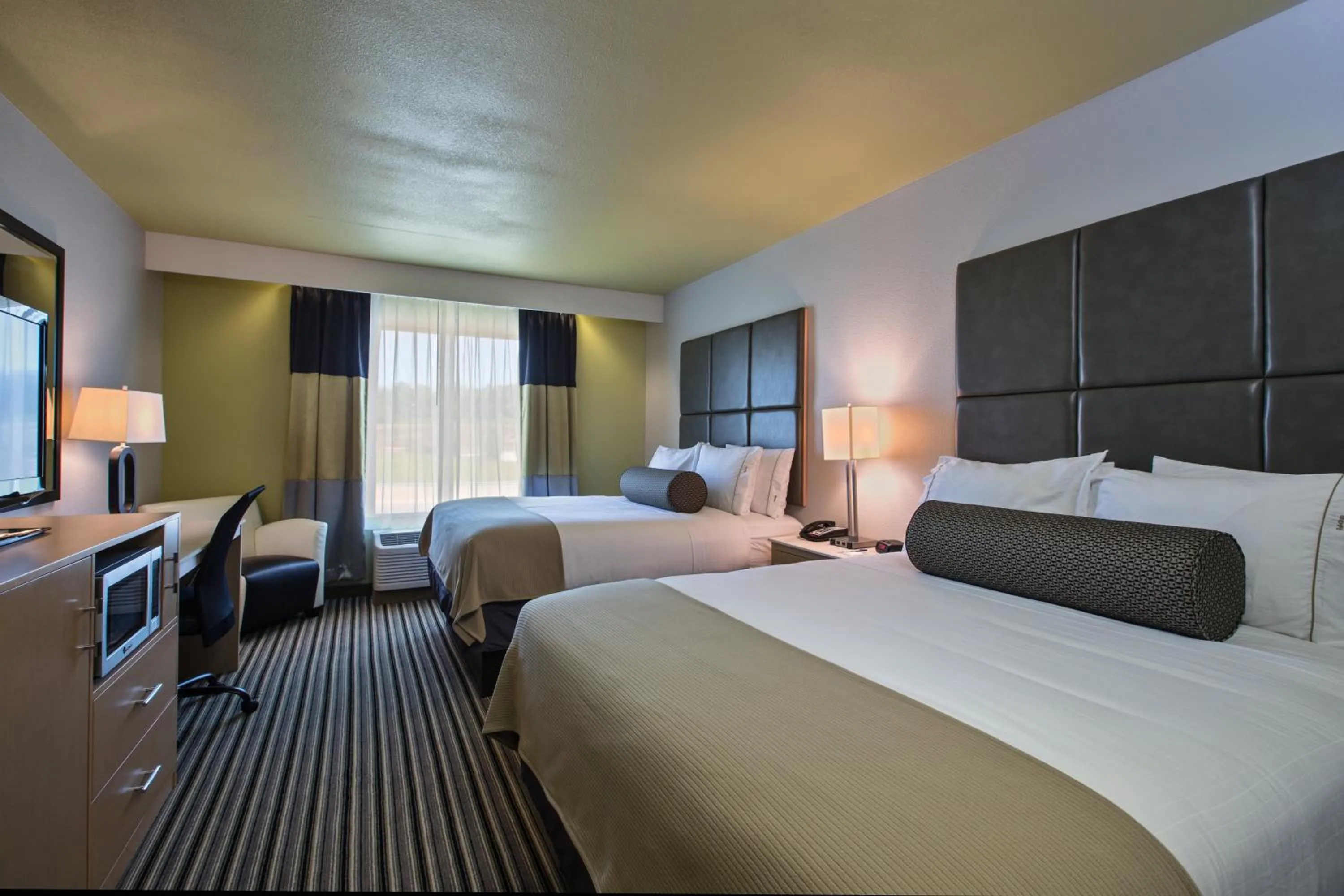 Photo of the whole room, Bed in Holiday Inn Express & Suites Carlisle - Harrisburg Area by IHG