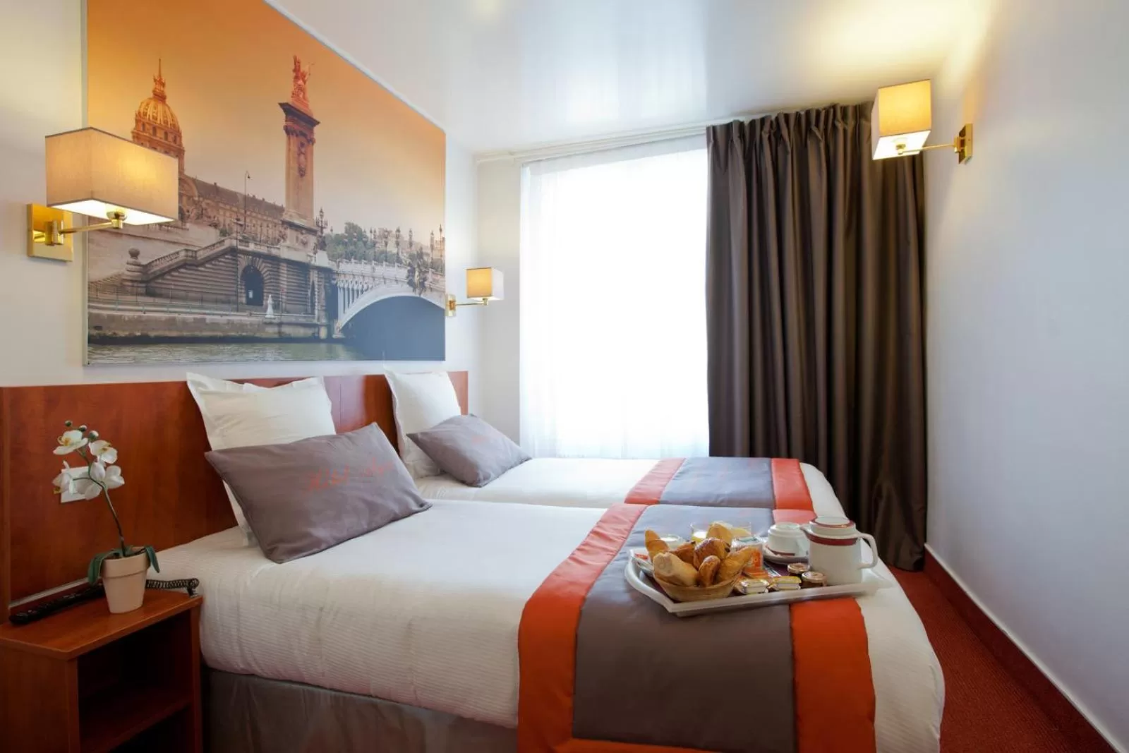 Photo of the whole room, Bed in Alyss Saphir Cambronne Eiffel