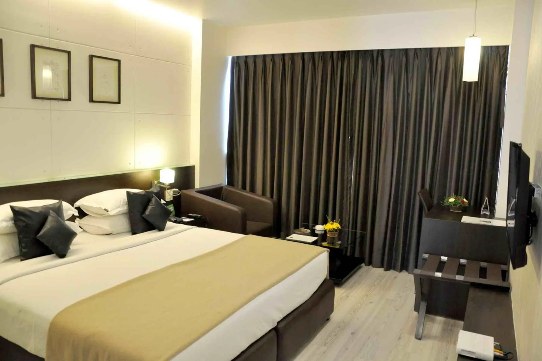 Photo of the whole room, Bed in Comfort Inn Sunset