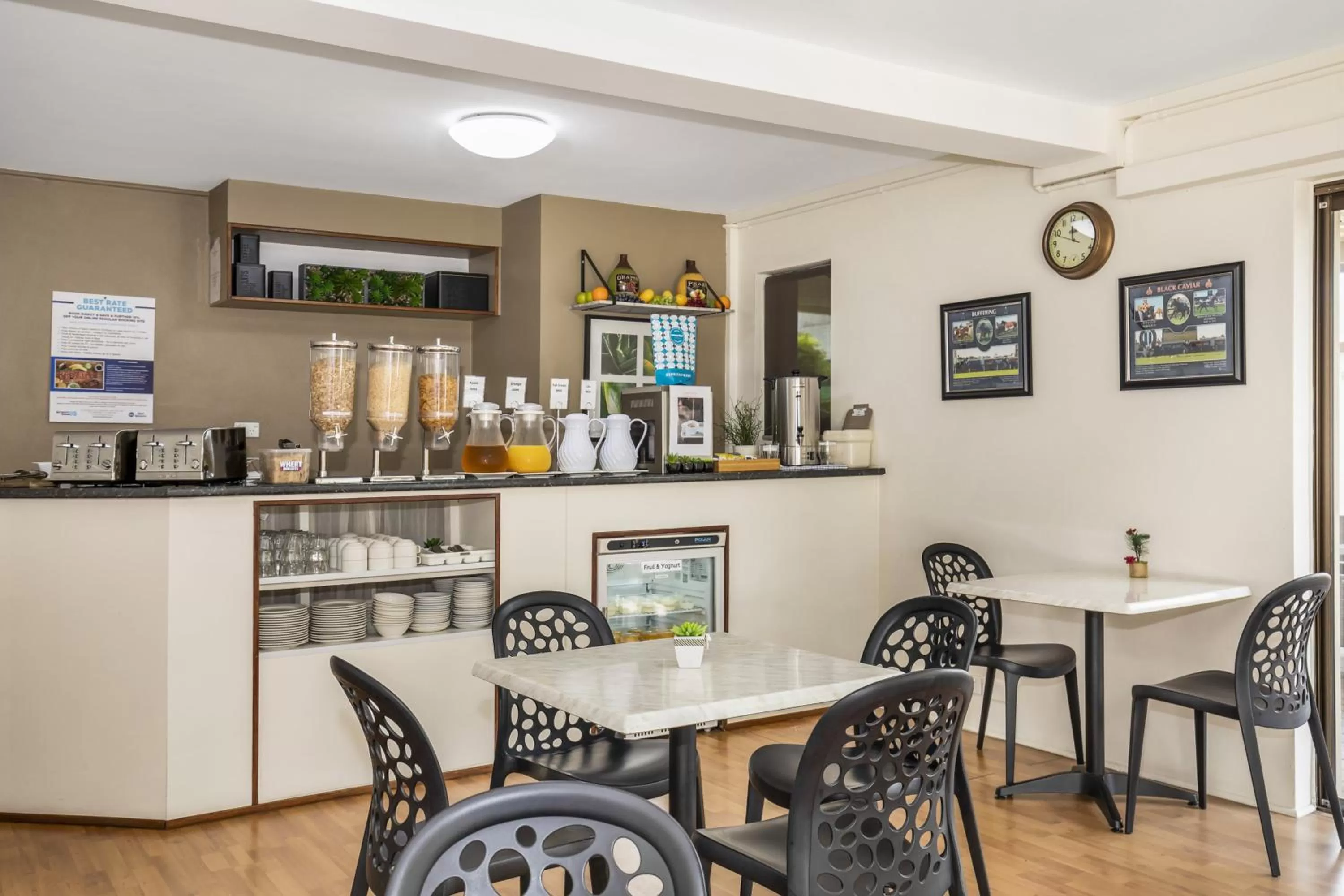 Dining area in Best Western Airport 85 Motel