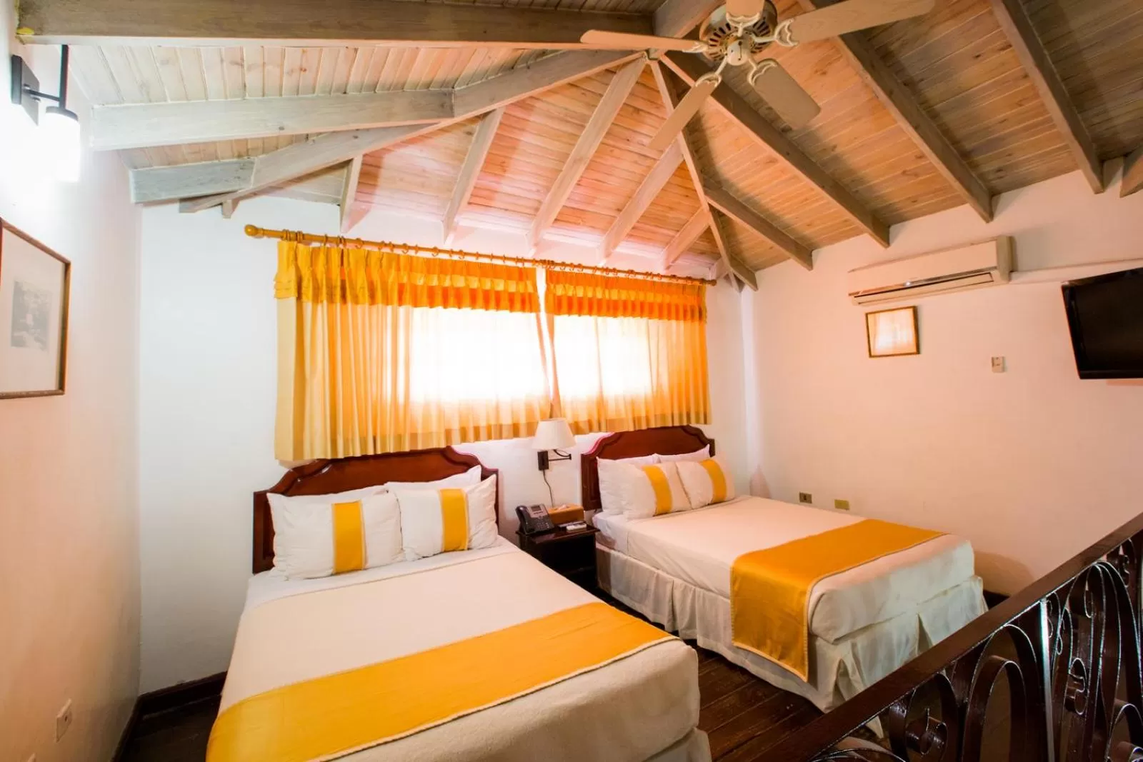 Bedroom, Bed in Altamont Court Hotel