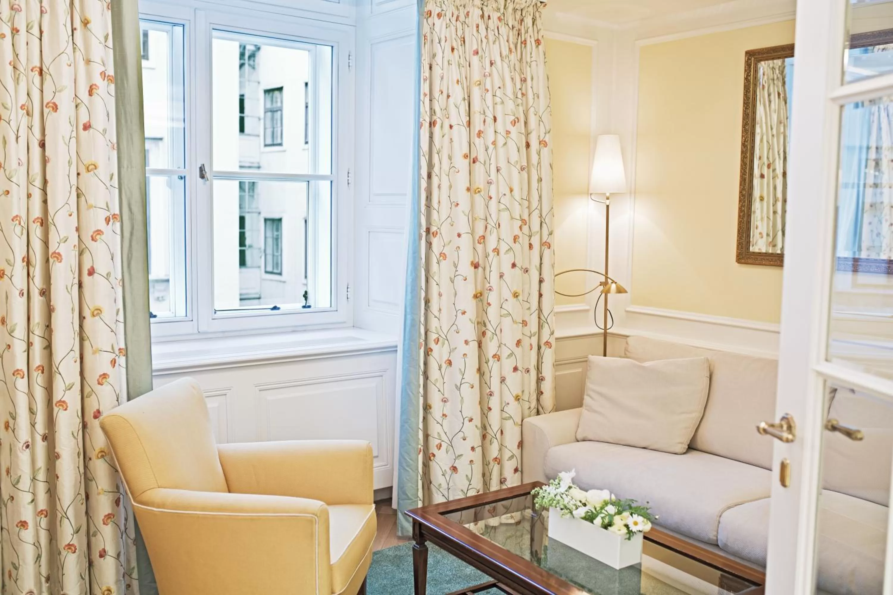 Living room in Palais Coburg Hotel