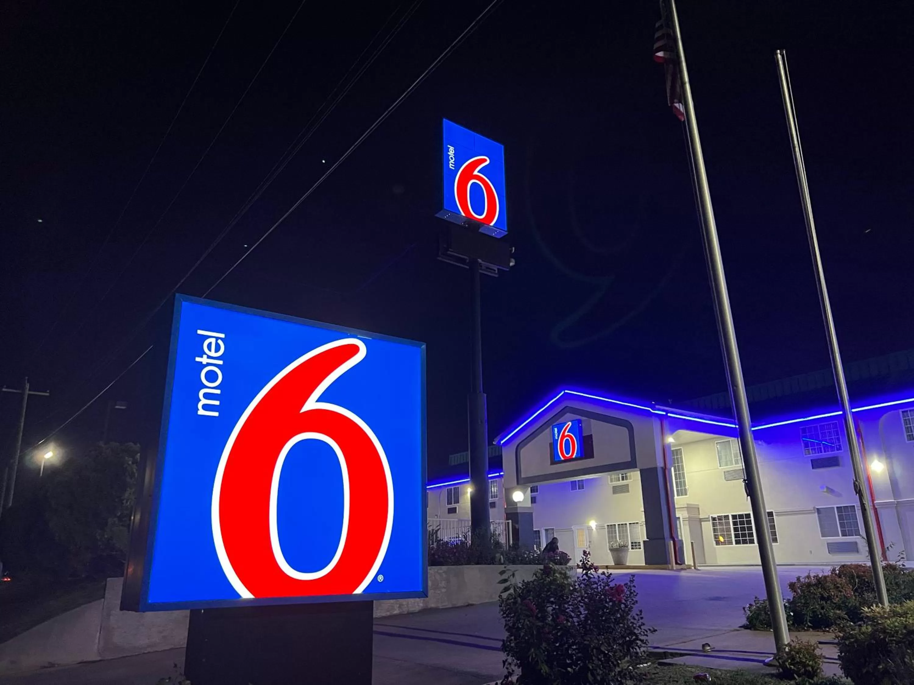 Property building in Motel 6 Tulsa, OK Airport