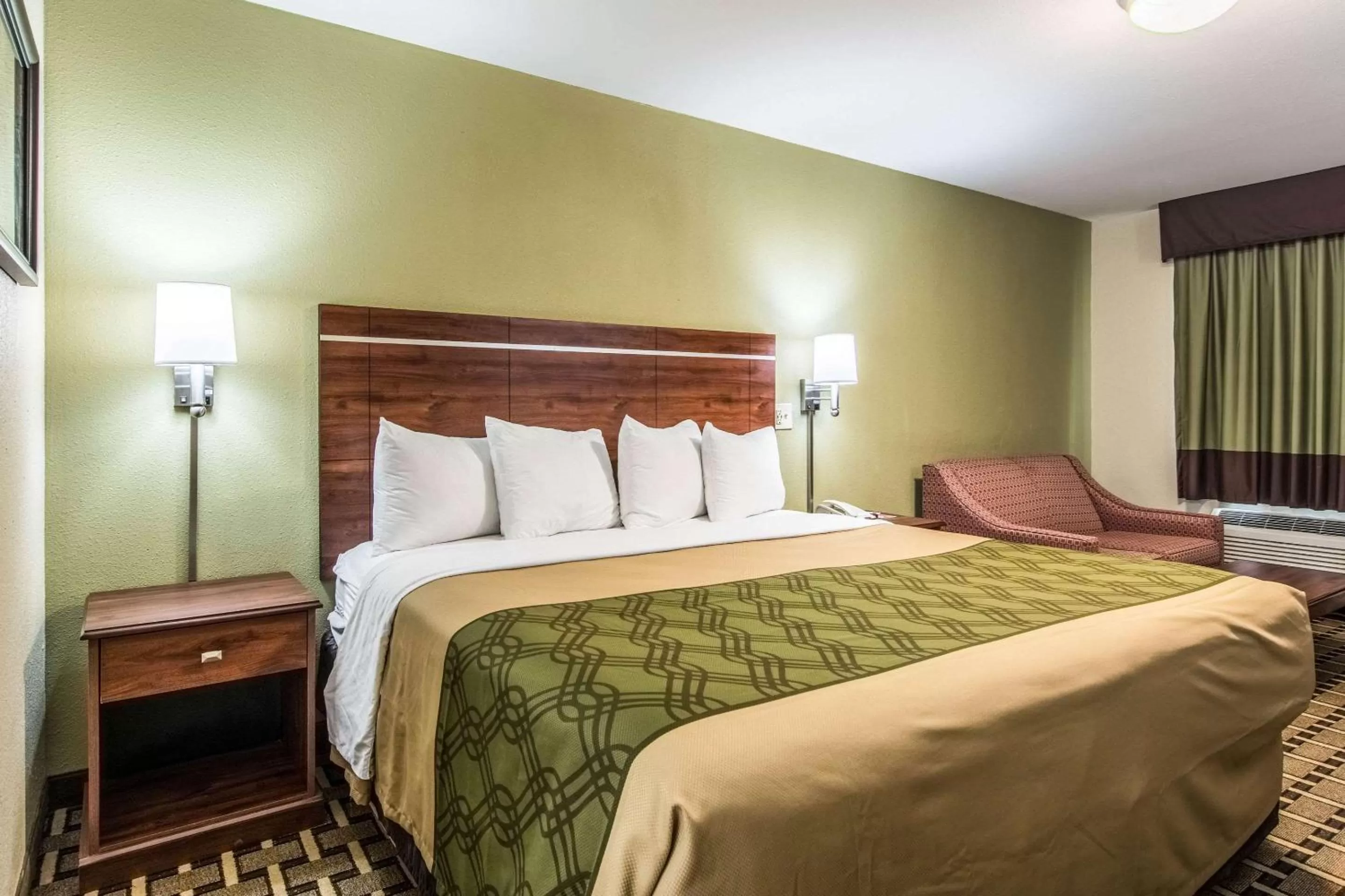 Photo of the whole room, Bed in Econo Lodge Jasper