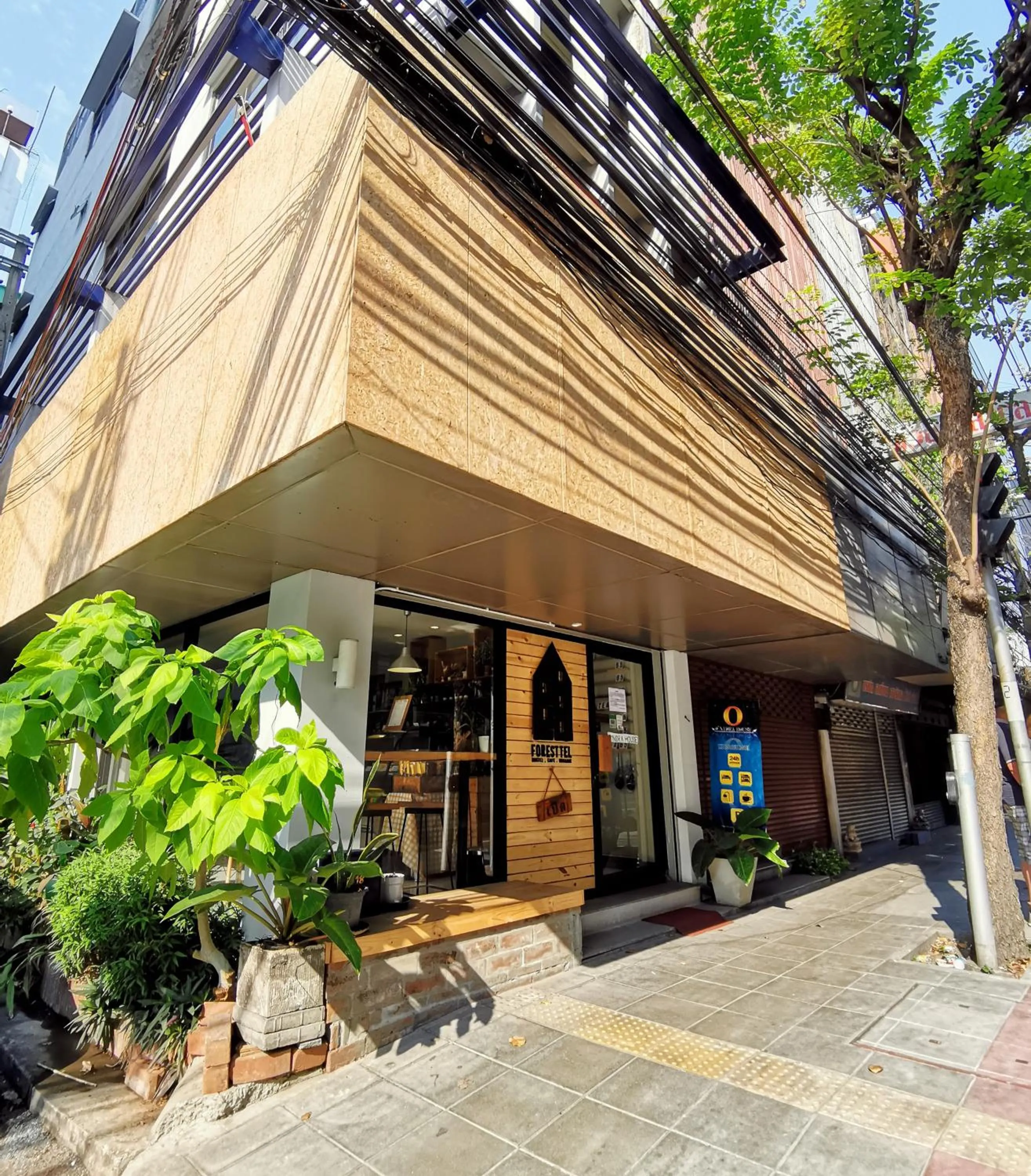 Facade/entrance in O Nidra House
