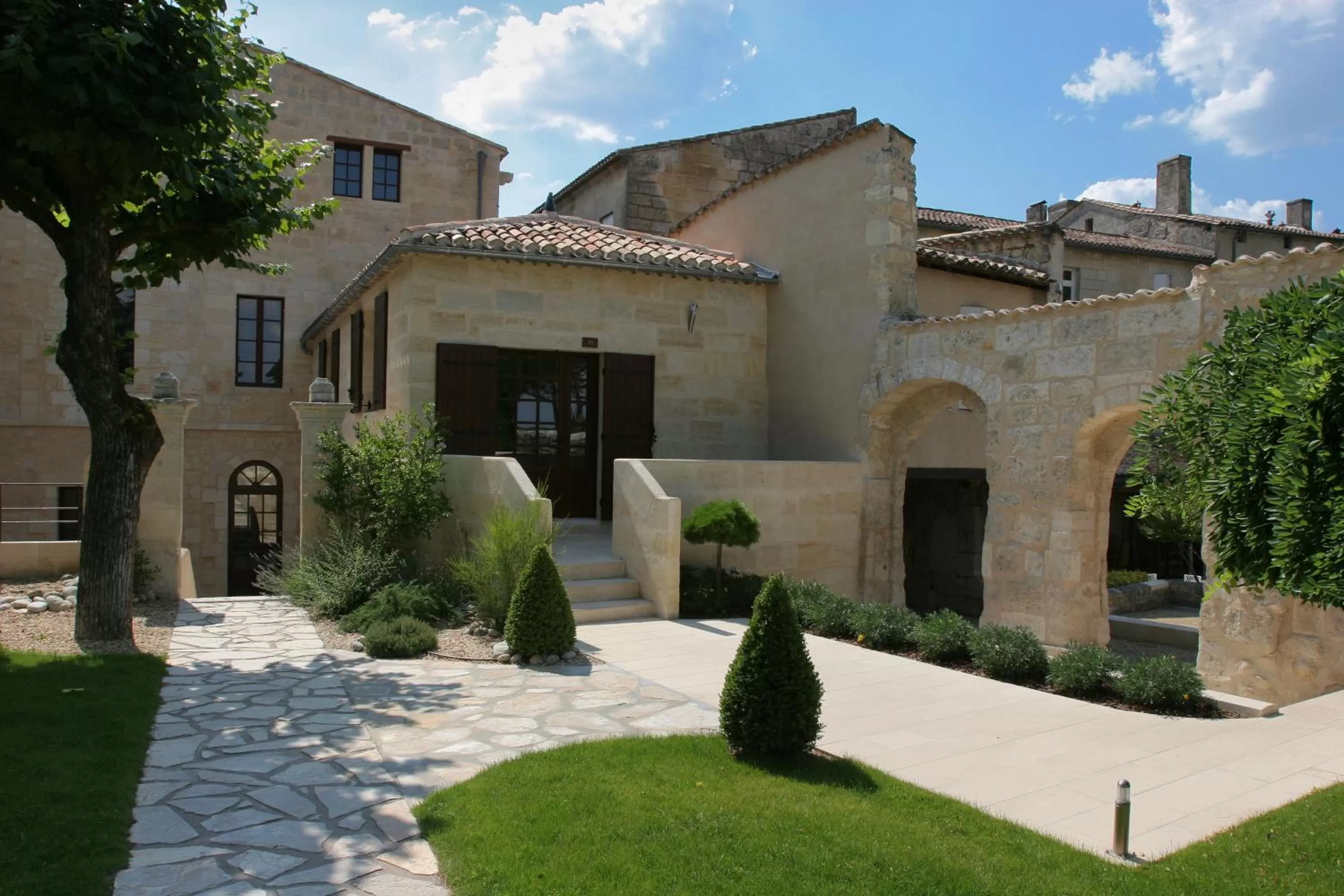 Facade/entrance, Property Building in Hôtel Au Logis des Remparts