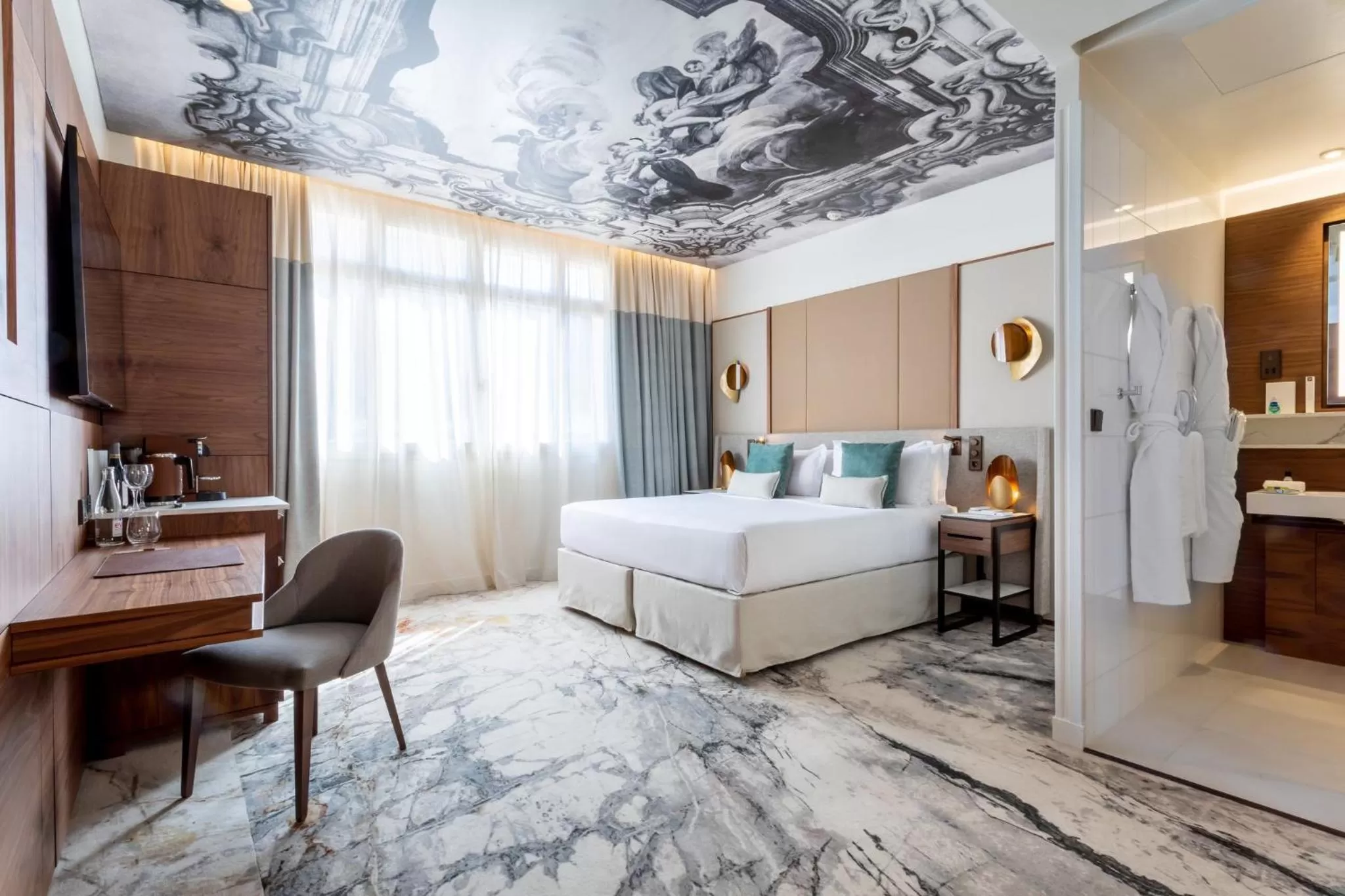 Photo of the whole room, Bed in InterContinental Paris Champs Elysées Etoile by IHG
