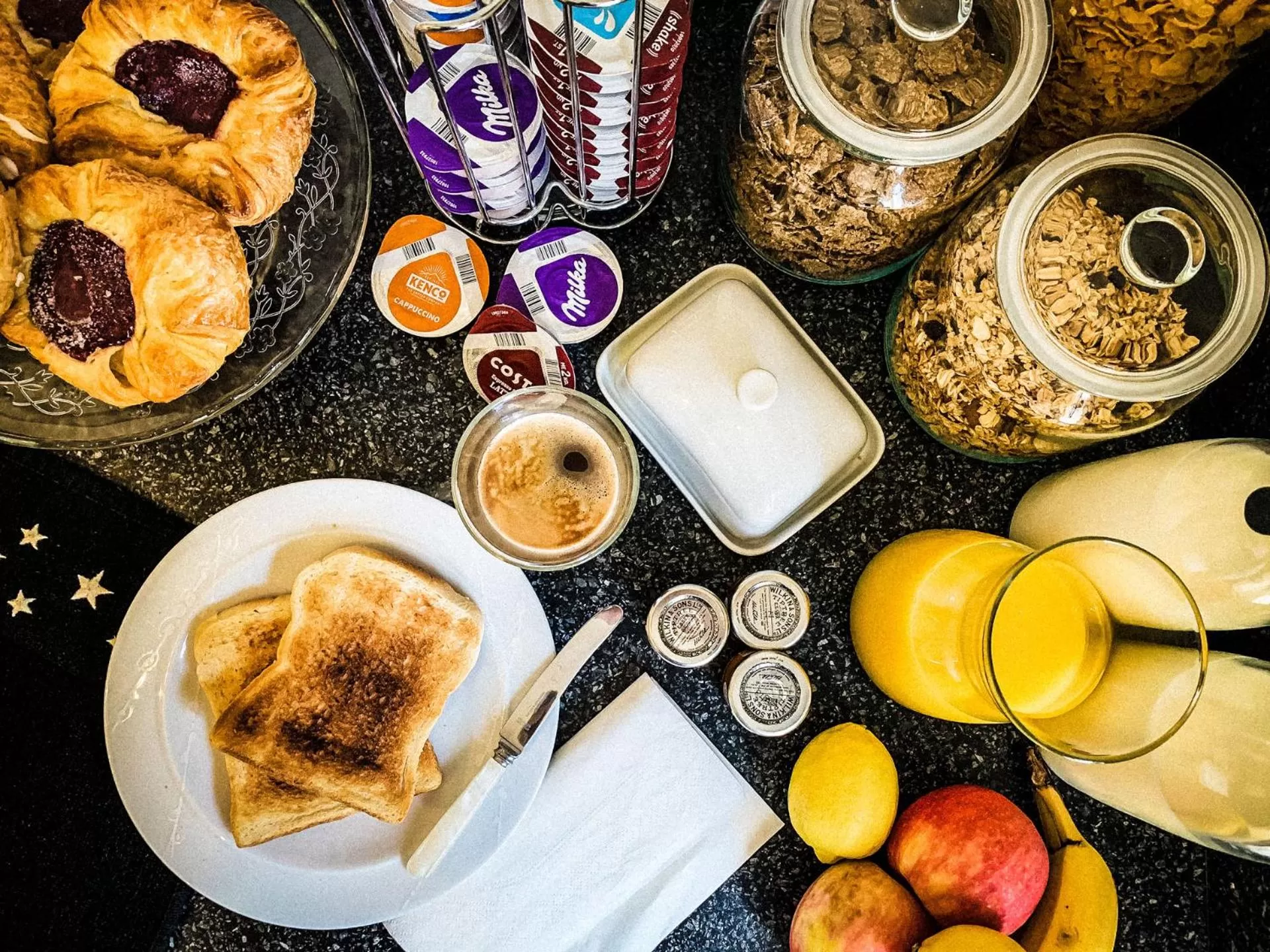 Breakfast in Riverside Cottage, Shefford