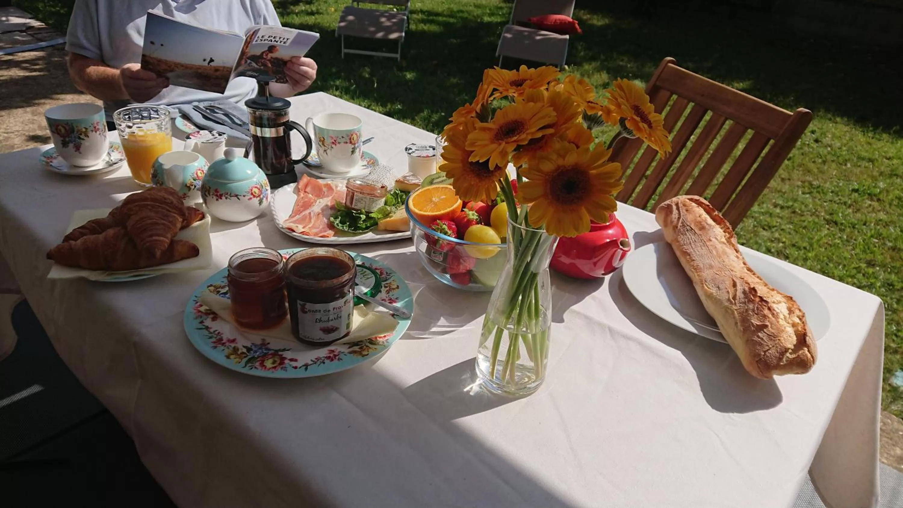 Continental breakfast in Fleurs de Cosmos
