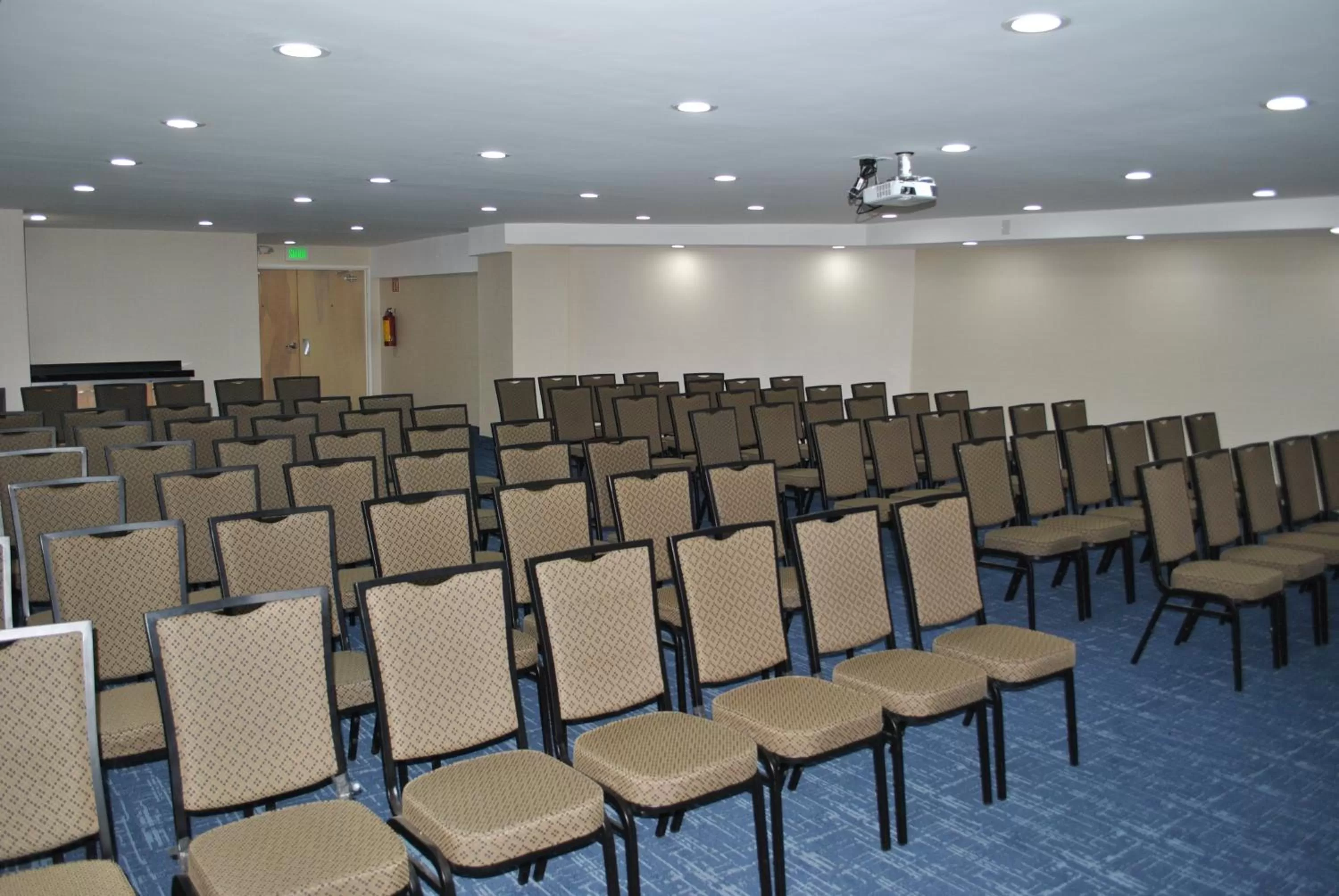 Meeting/conference room in Holiday Inn Express Toluca by IHG