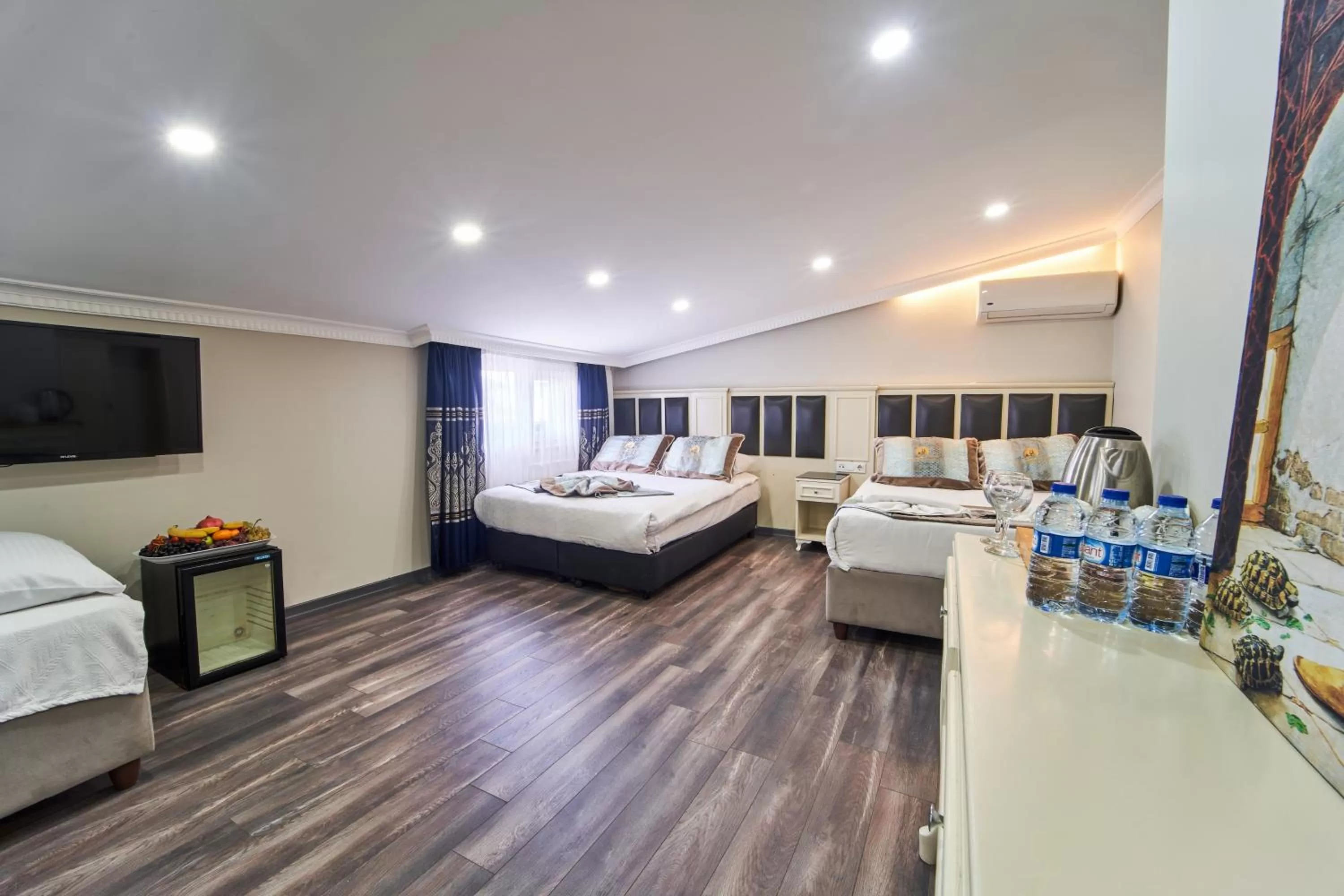 Photo of the whole room, Bed in Istanbul Sirkeci Hotel