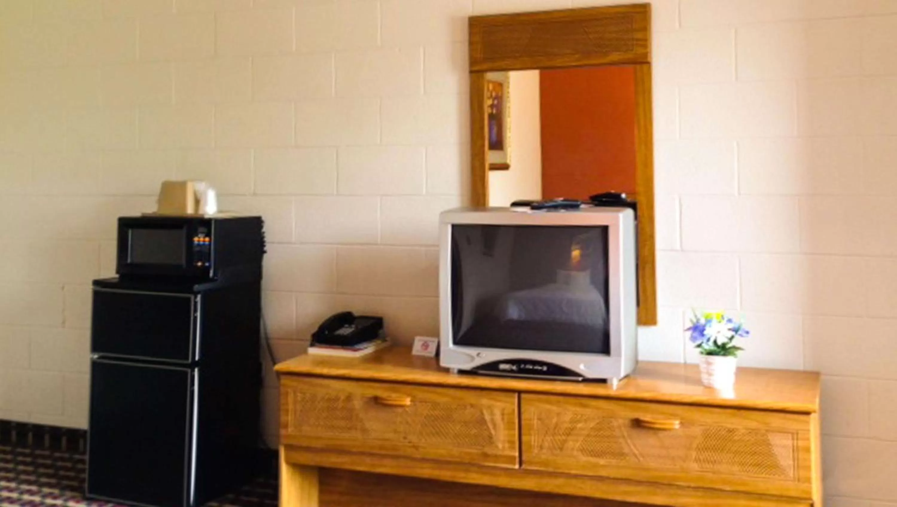 Photo of the whole room in Rodeway Inn