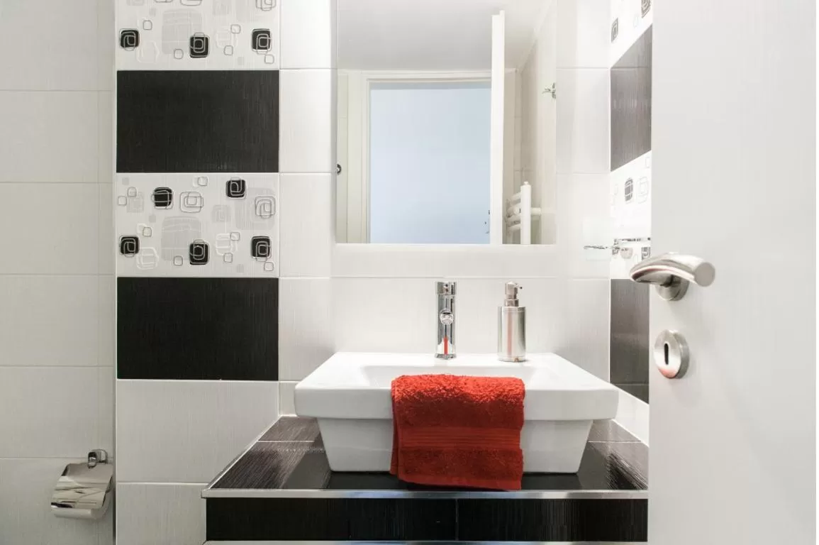 Bathroom in Nicholas Point Apartments and Rooms