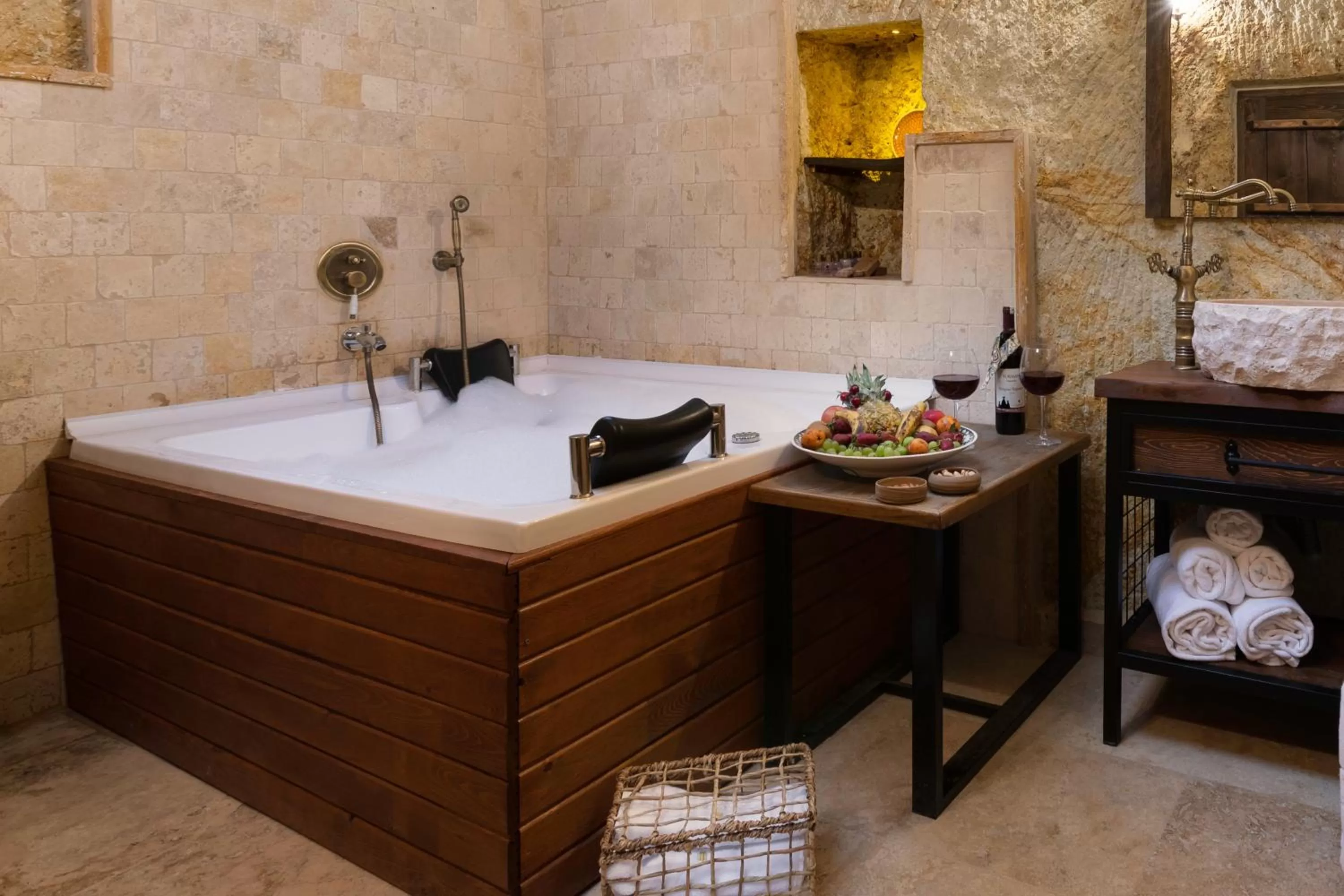 Hot Tub in Kayata Cave Suites Special Class