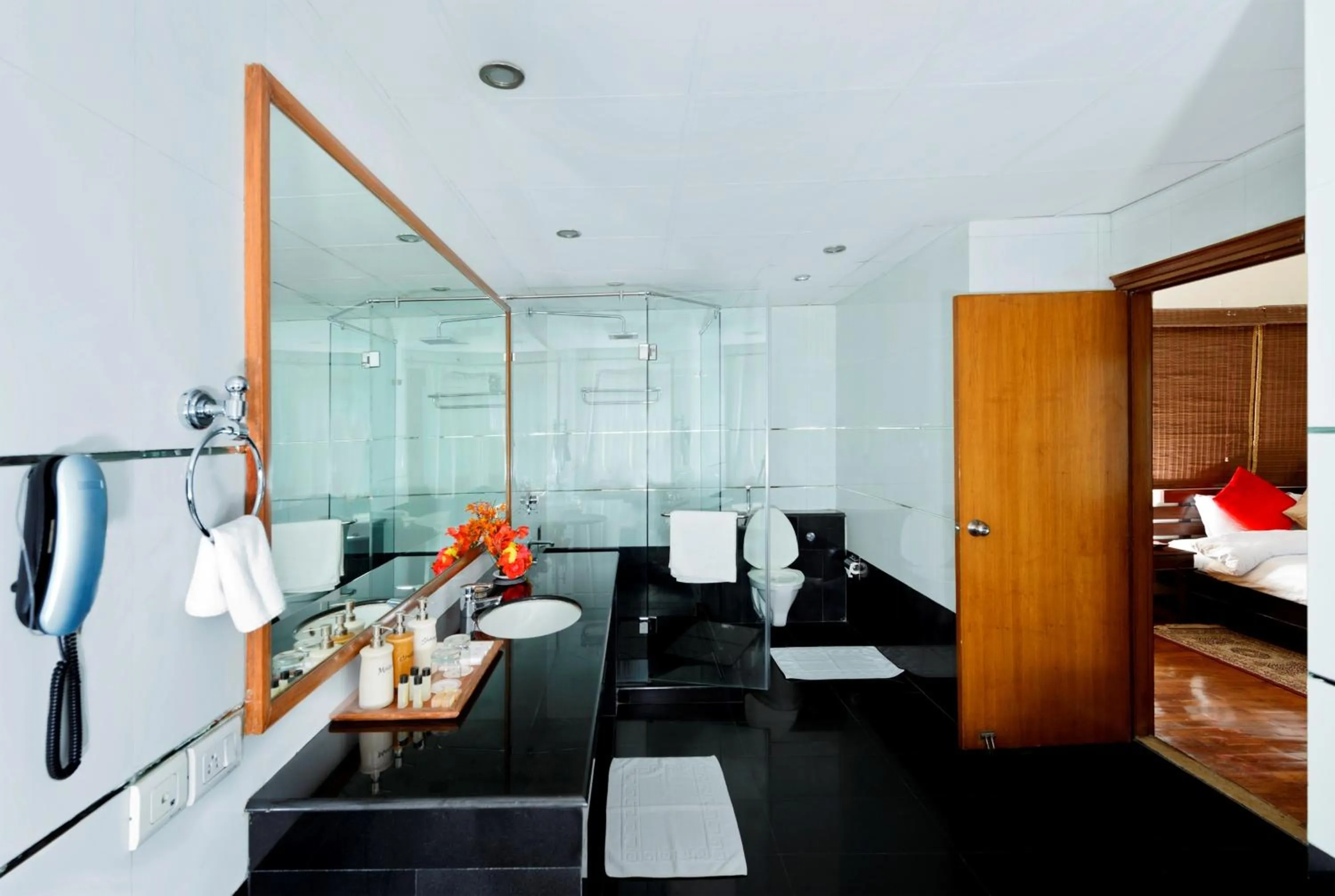 Bathroom, Bed in Solang Valley Resort