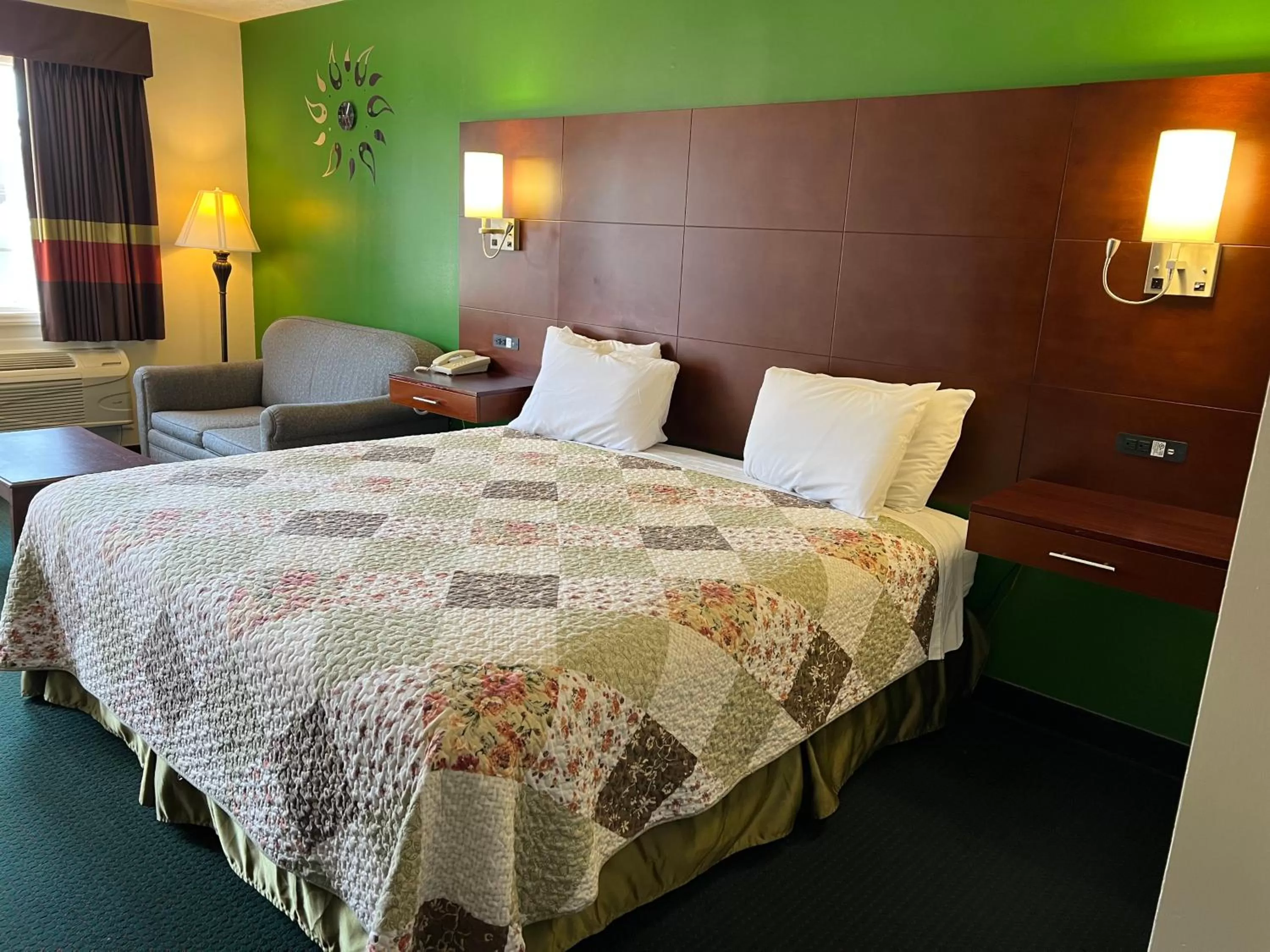 Bed in Surry Inn - Dobson - I-77 - Exit 93