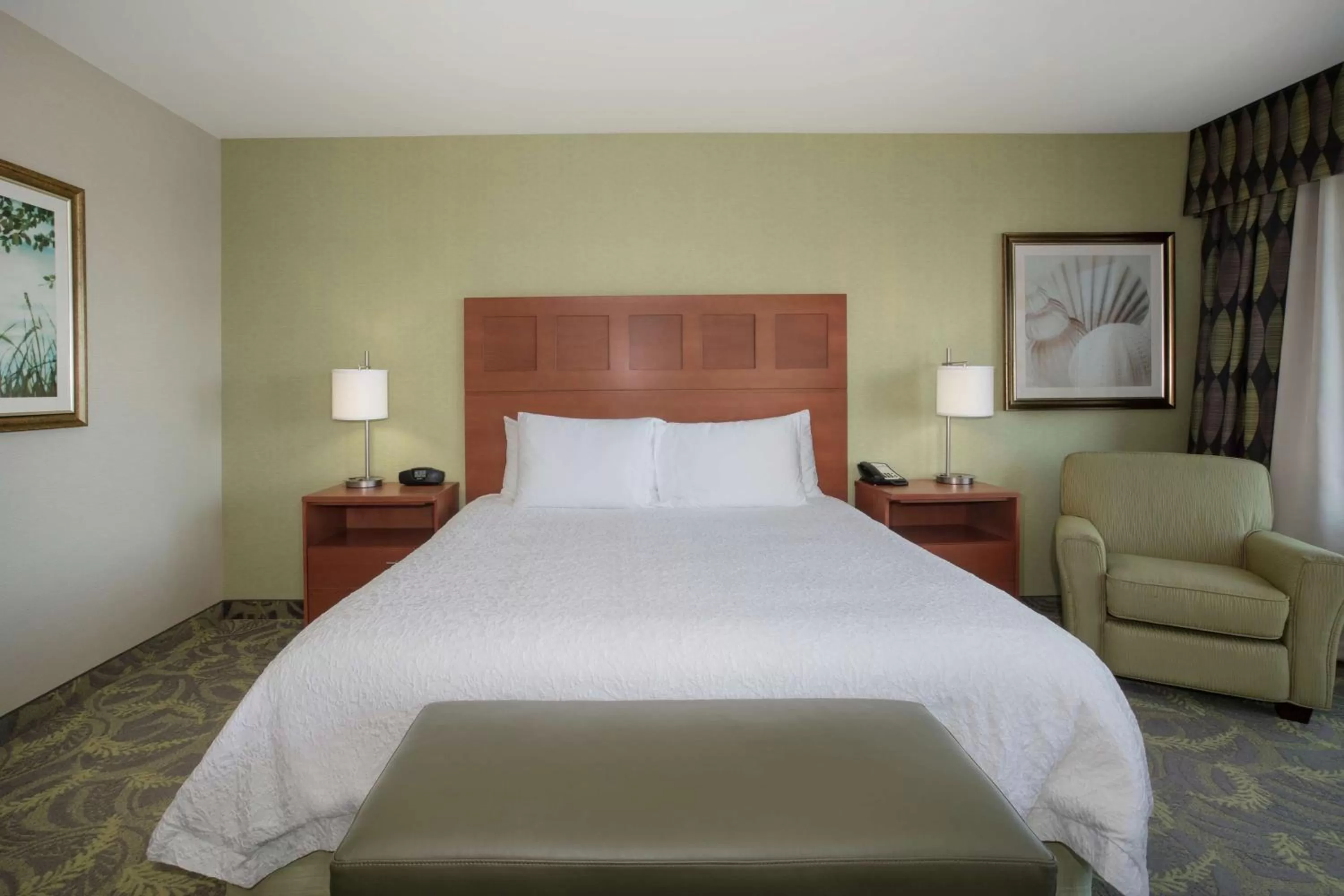 Living room, Bed in Hampton Inn & Suites Astoria