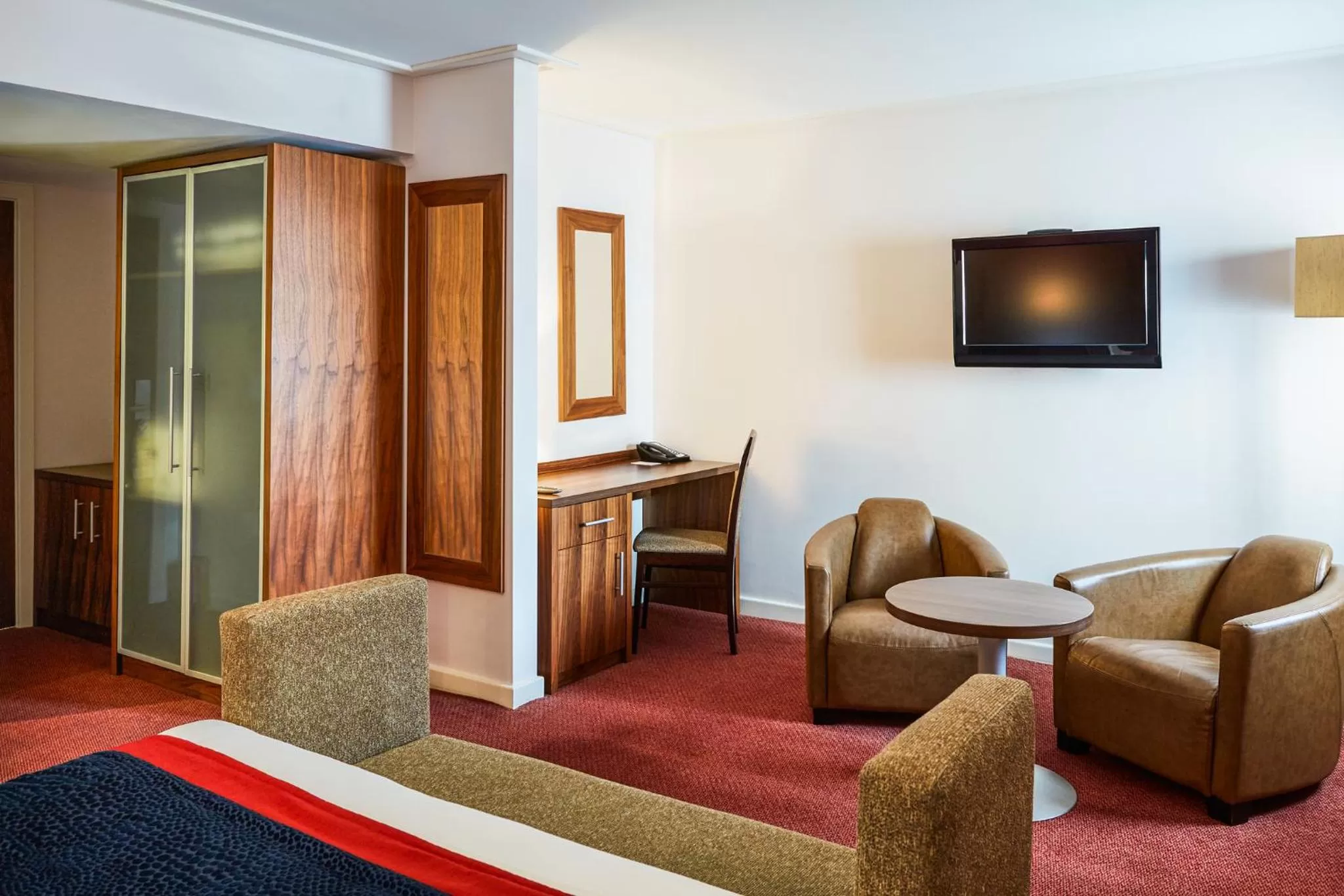 TV and multimedia in Mercure Newbury West Grange Hotel