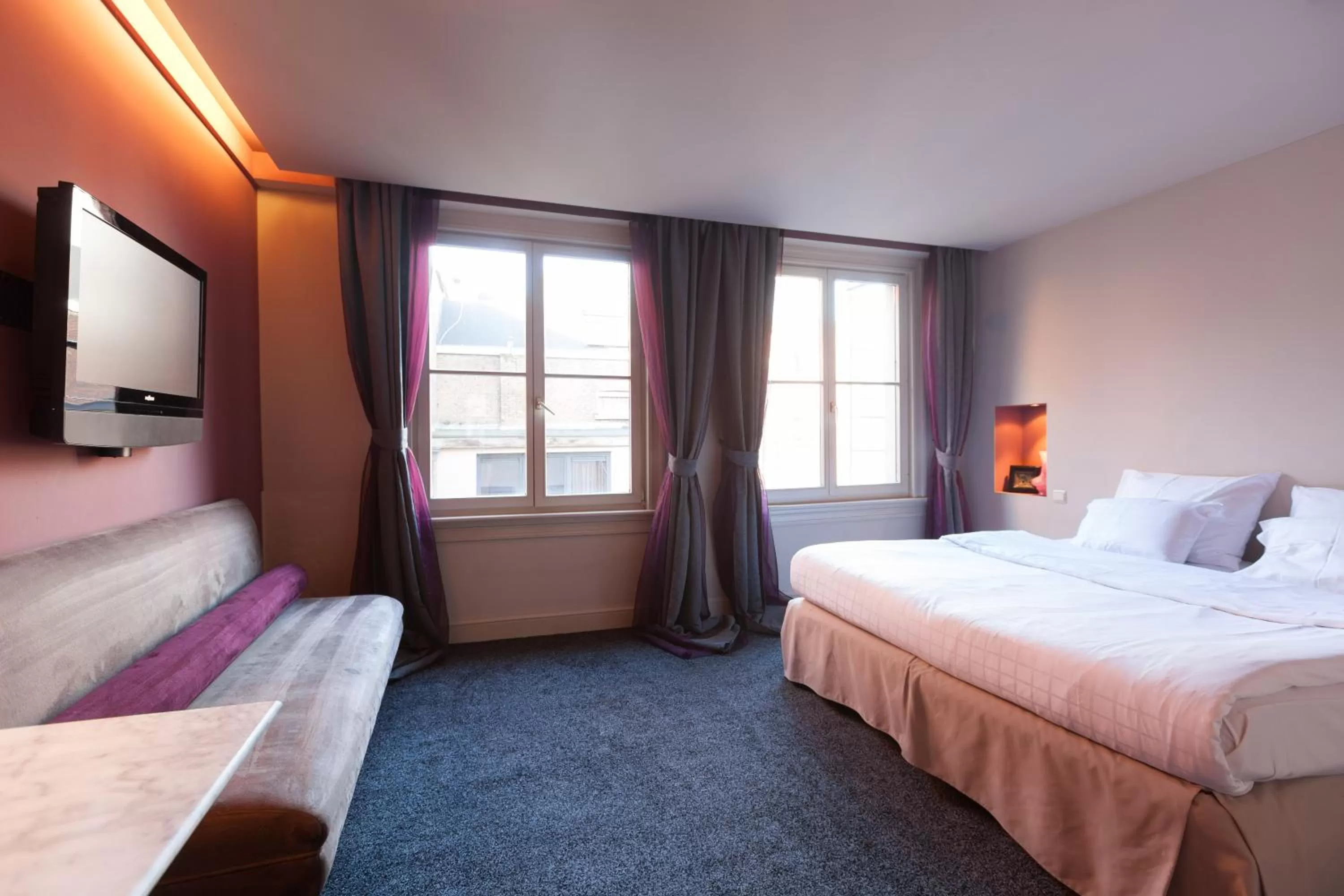 Bed in Hotel Diamonds and Pearls