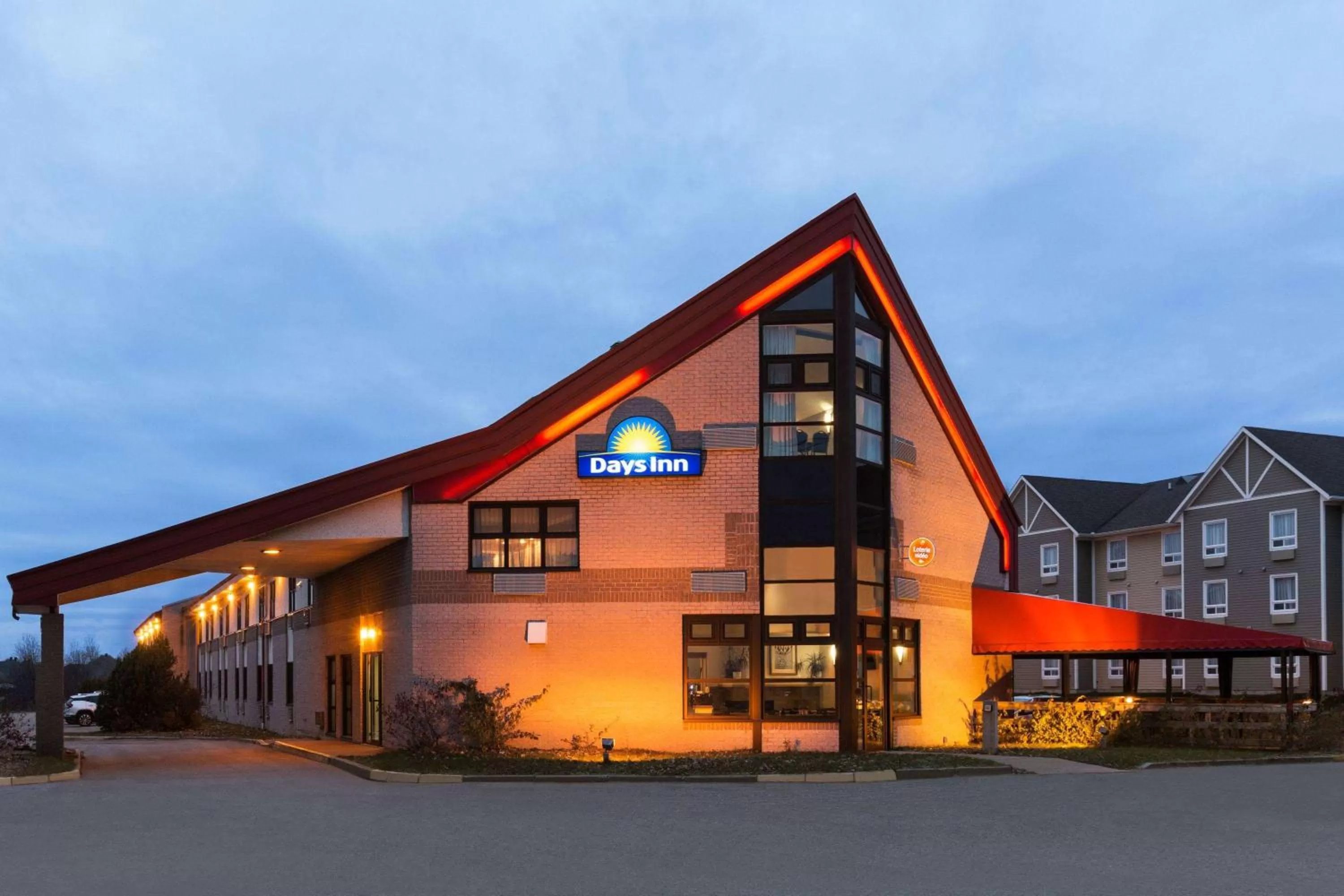 Property building in Days Inn by Wyndham Trois-Rivieres