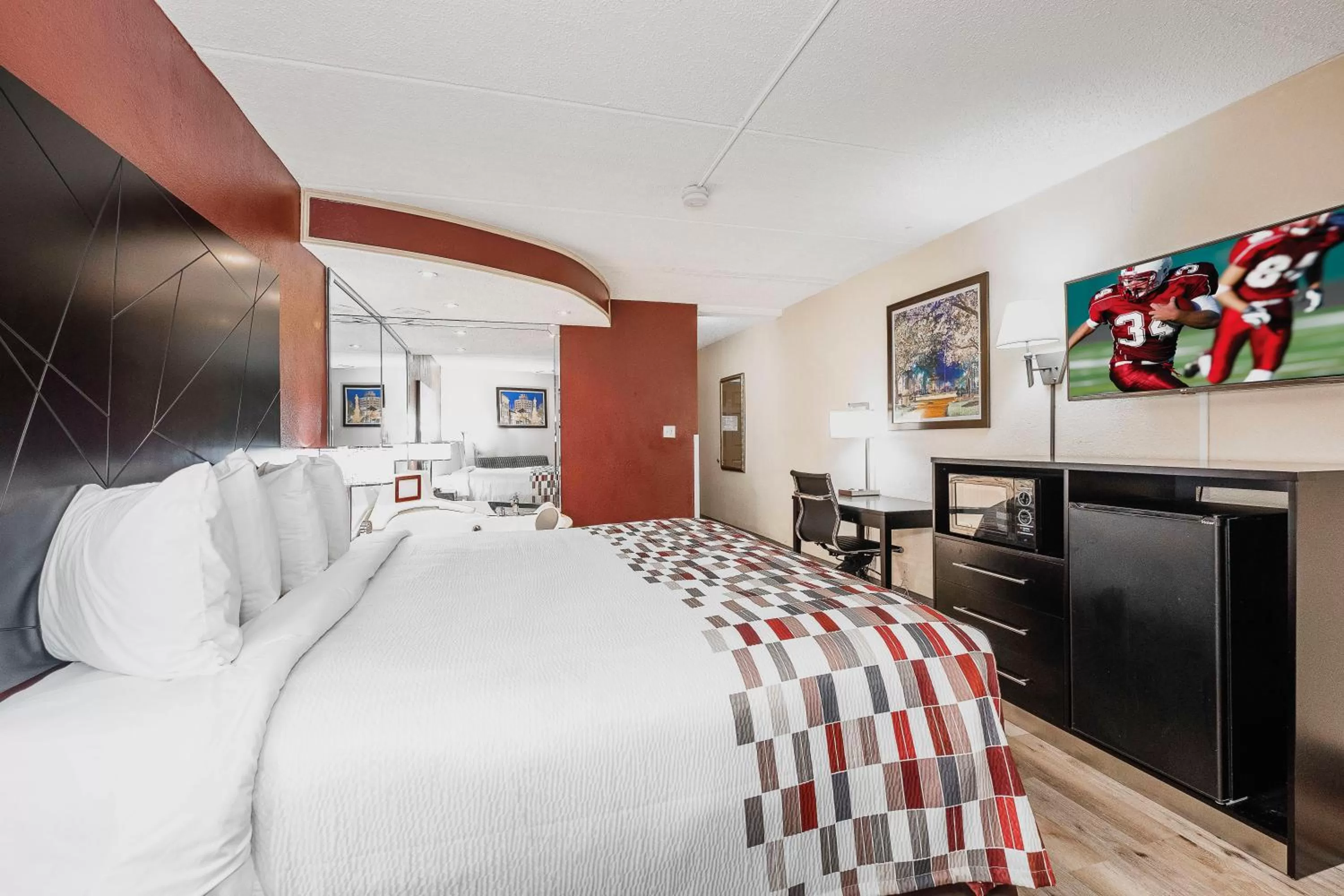 Bedroom, Bed in Red Roof Inn & Suites Macon