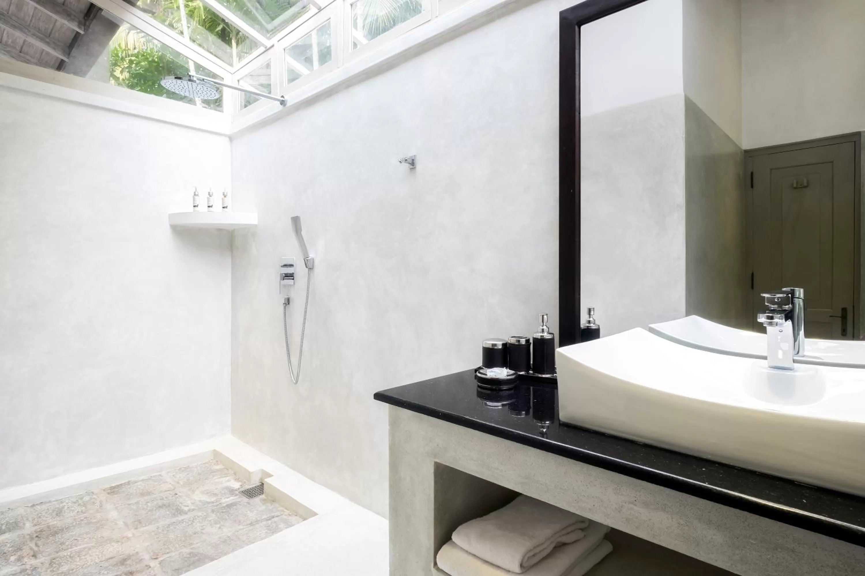 Shower in Satin Doll