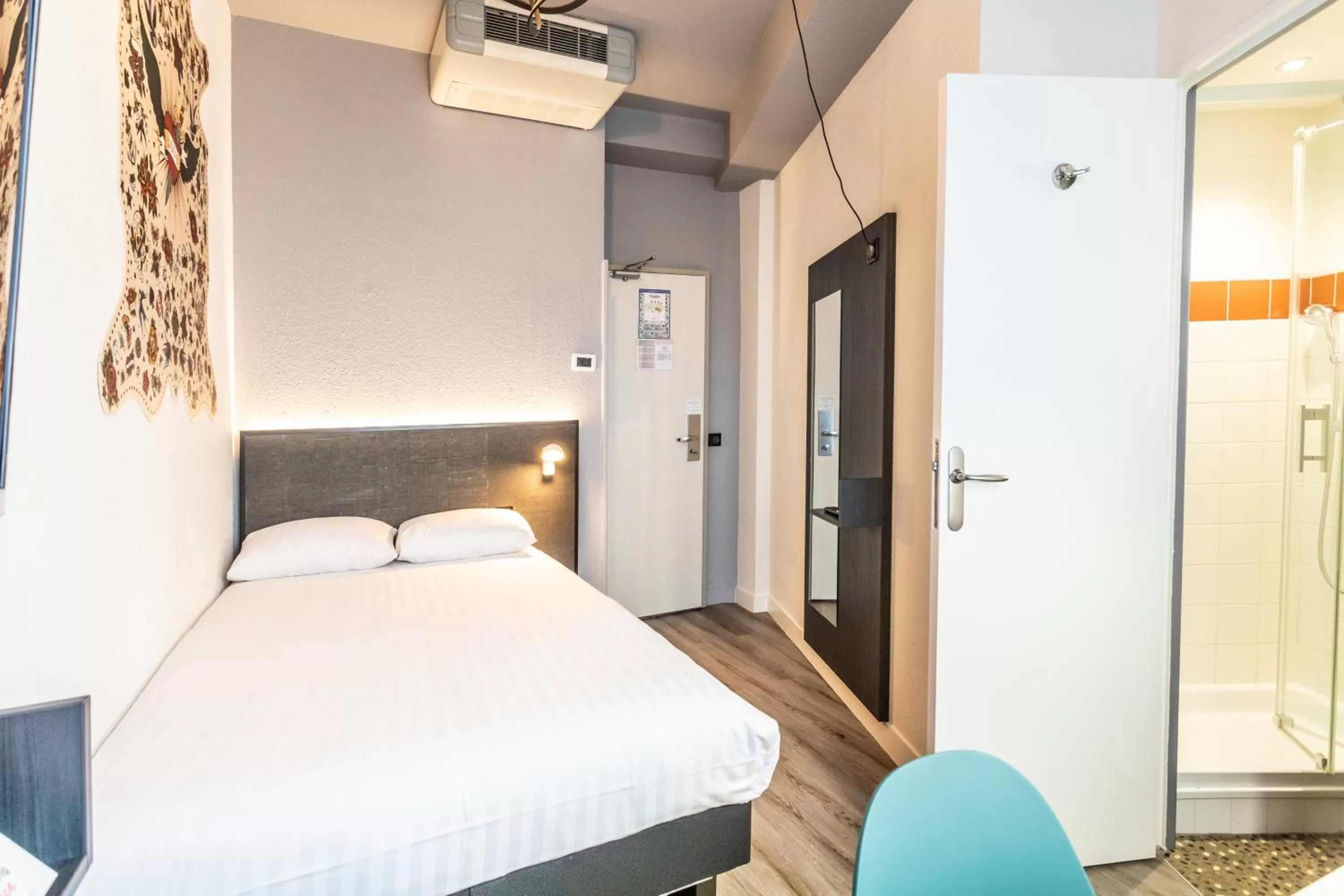 Bed in Hôtel The Originals City Le Berry - proche centre-ville - Gare - parking - recharge véhicule