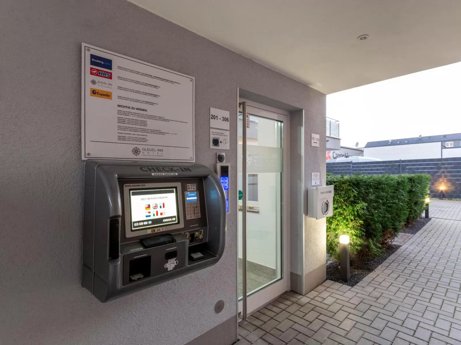 Property building in GLEUEL INN - digital hotel & serviced apartments & boardinghouse mit voll ausgestatteten Küchen