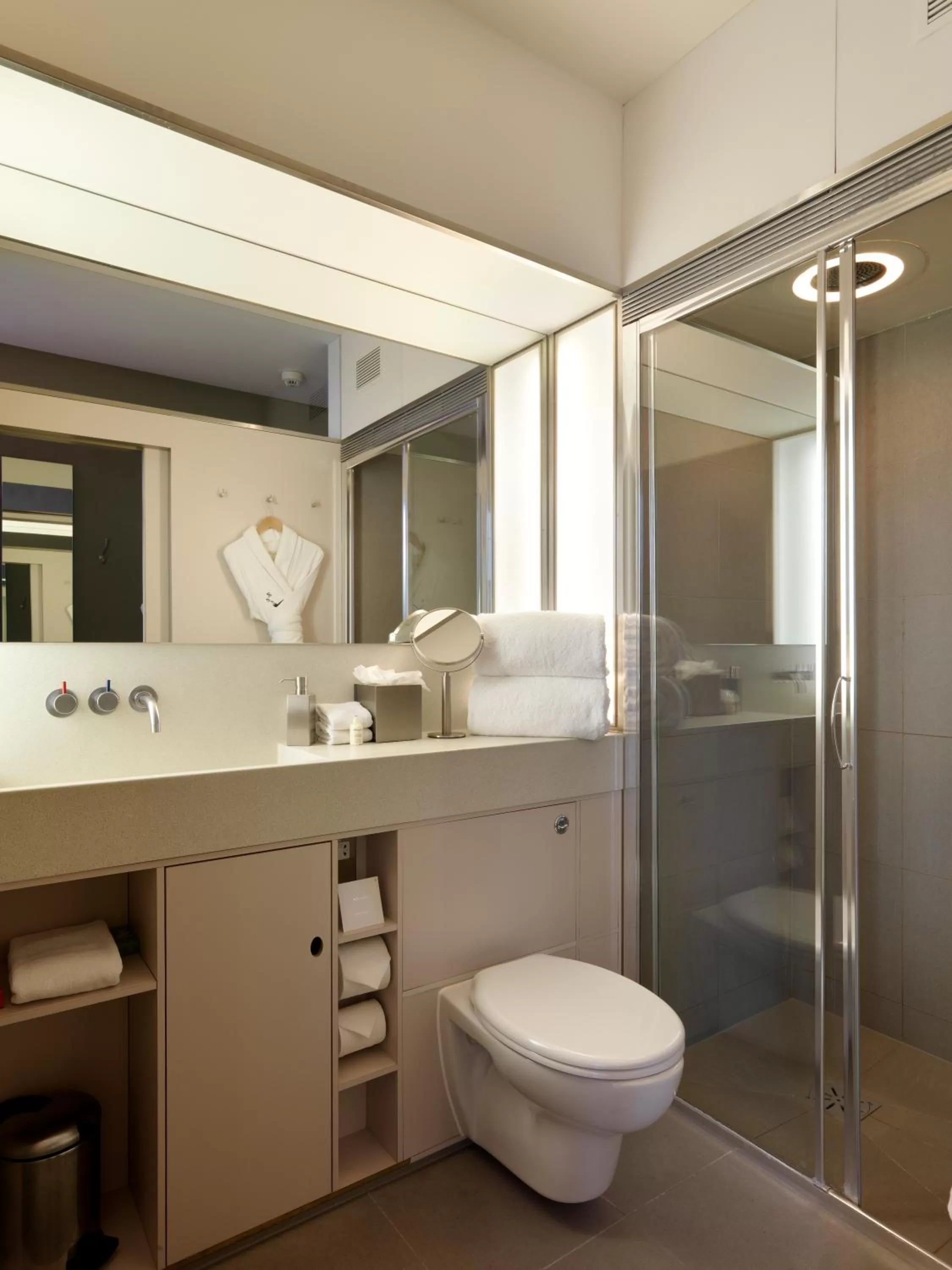 Bathroom in Marrable's Farringdon Hotel