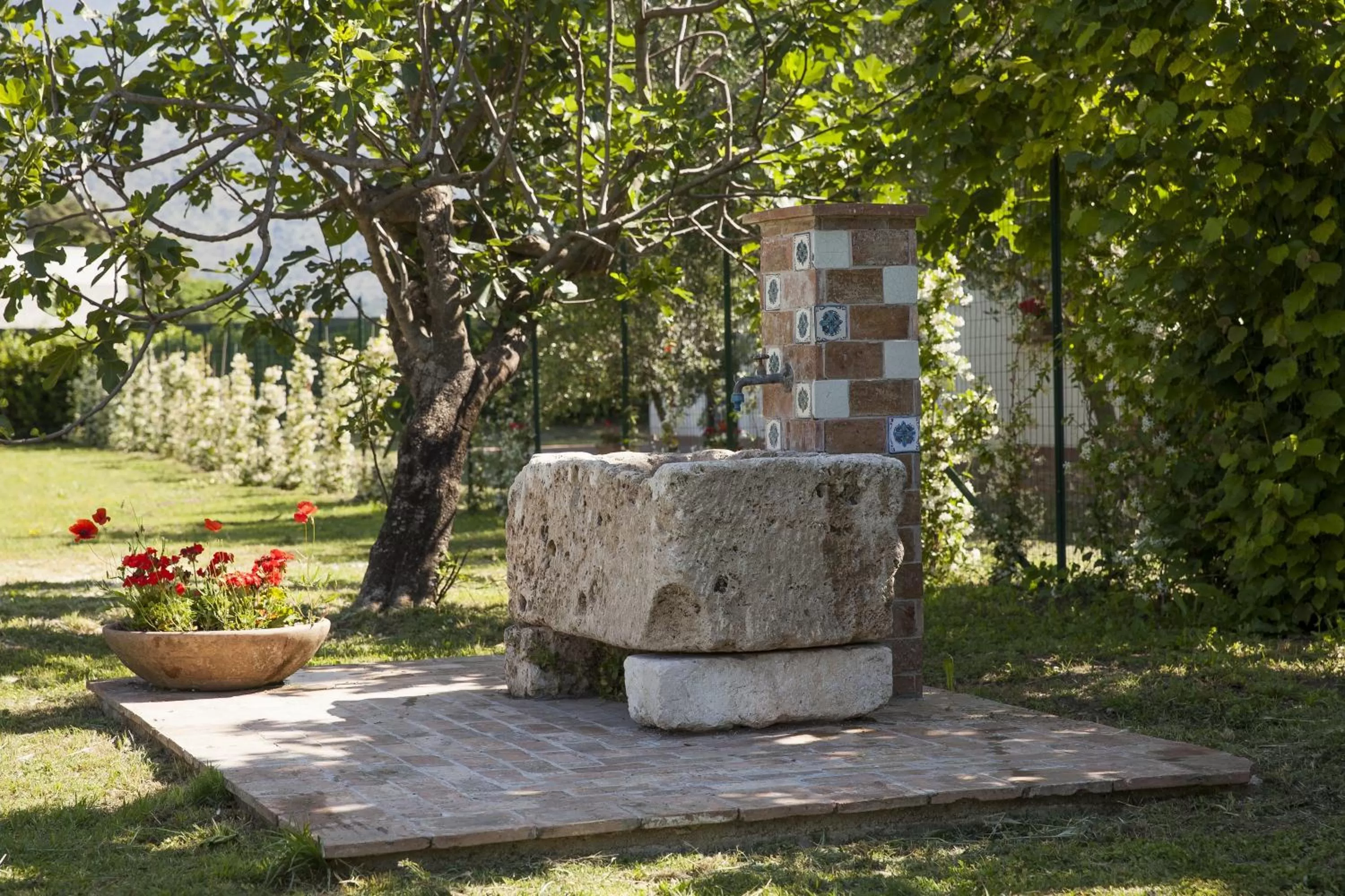 Garden in Antico Casale Spezia Pelagalli