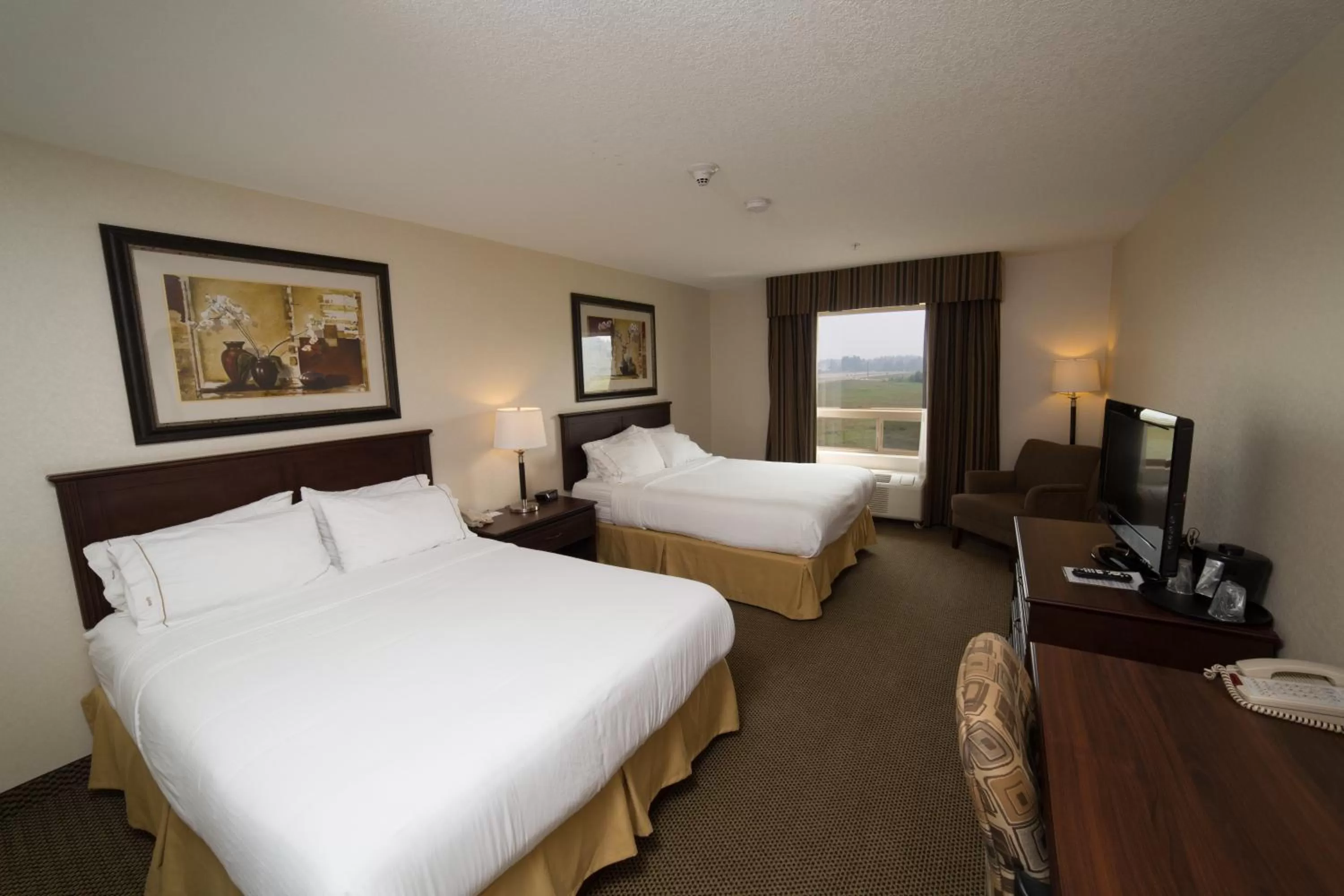 Photo of the whole room, Bed in Holiday Inn Express & Suites Whitecourt by IHG