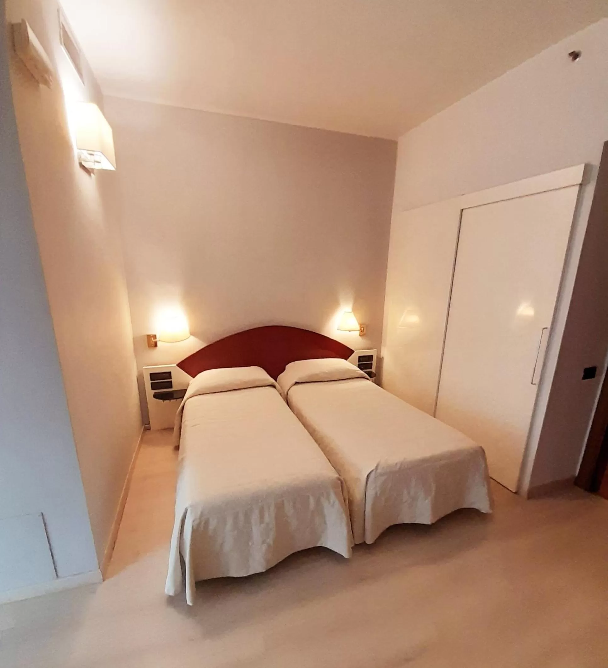 Photo of the whole room, Bed in Hotel Continental