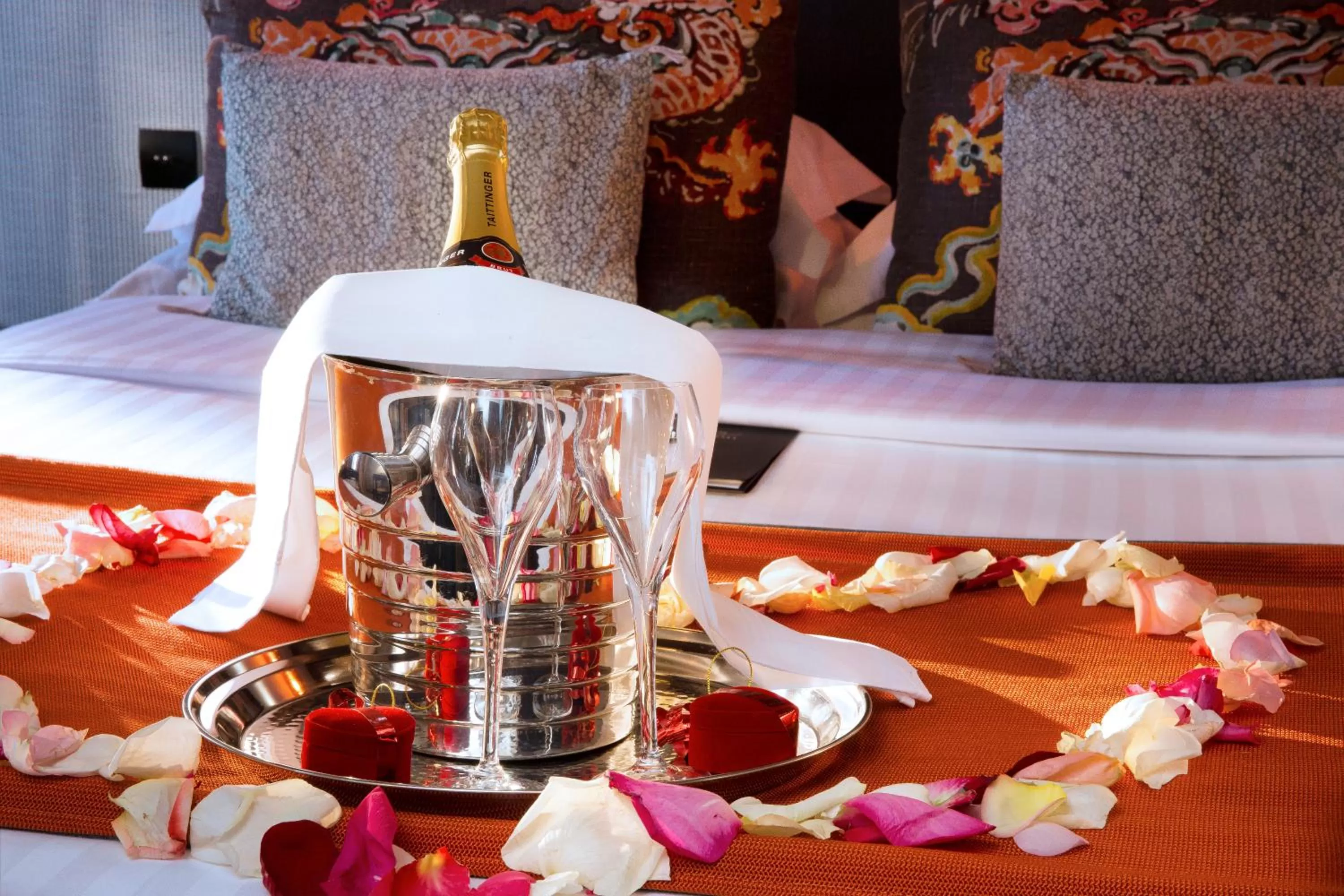 Alcoholic drinks, Bed in Hôtel Les Dames du Panthéon