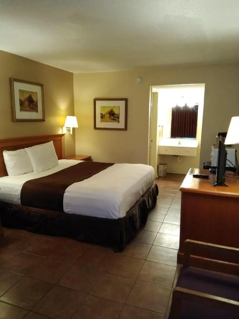 Bed in Knights Inn San Antonio near Frost Bank Center