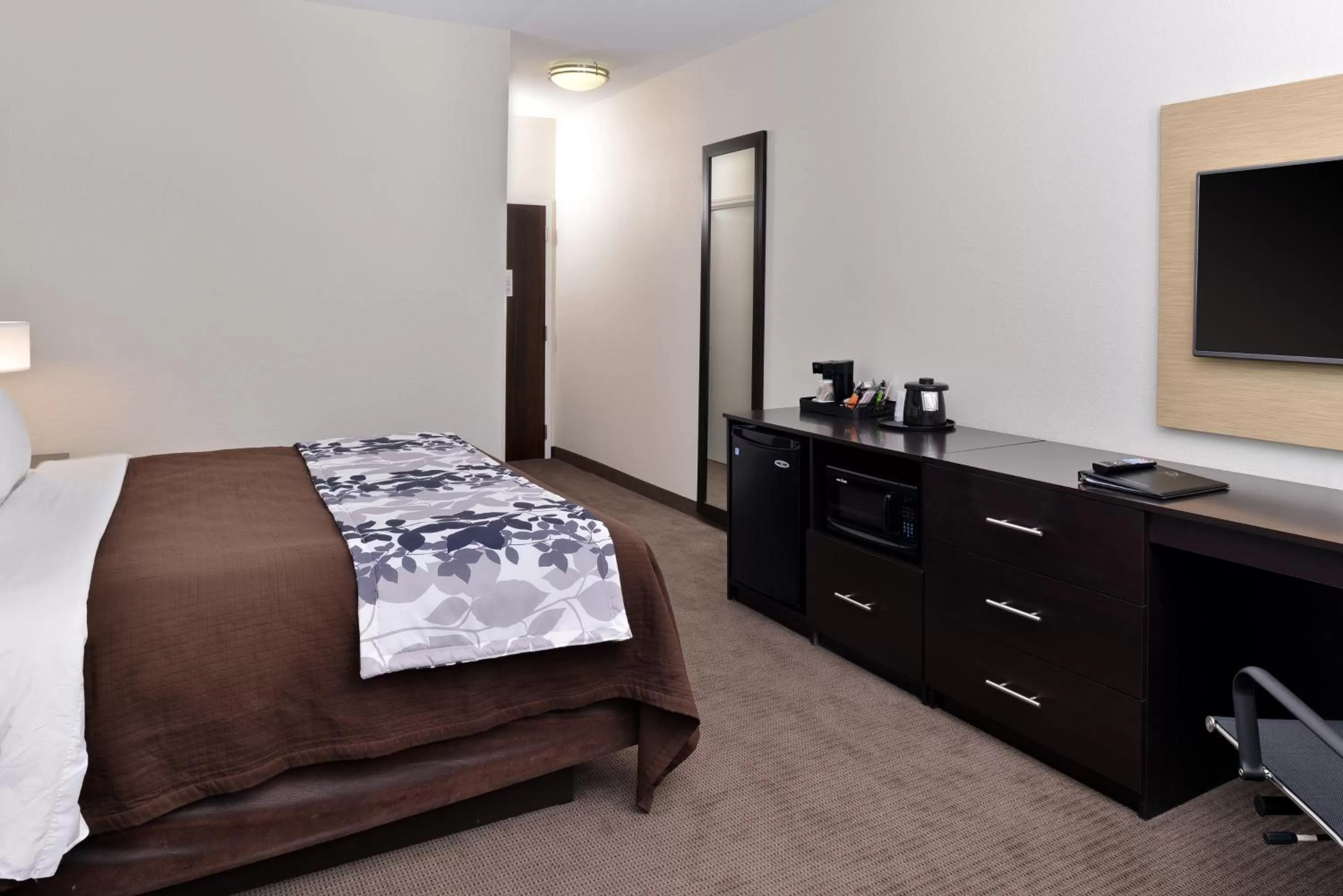 Photo of the whole room, Bed in Sleep Inn & Suites Meridian - Bonita Lakes