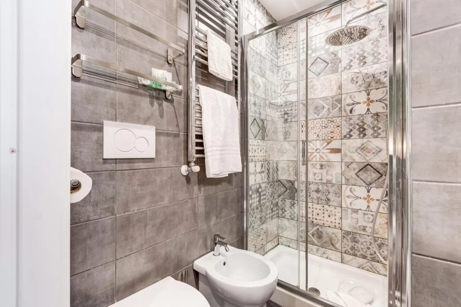 Shower in Ripetta Deluxe Suites