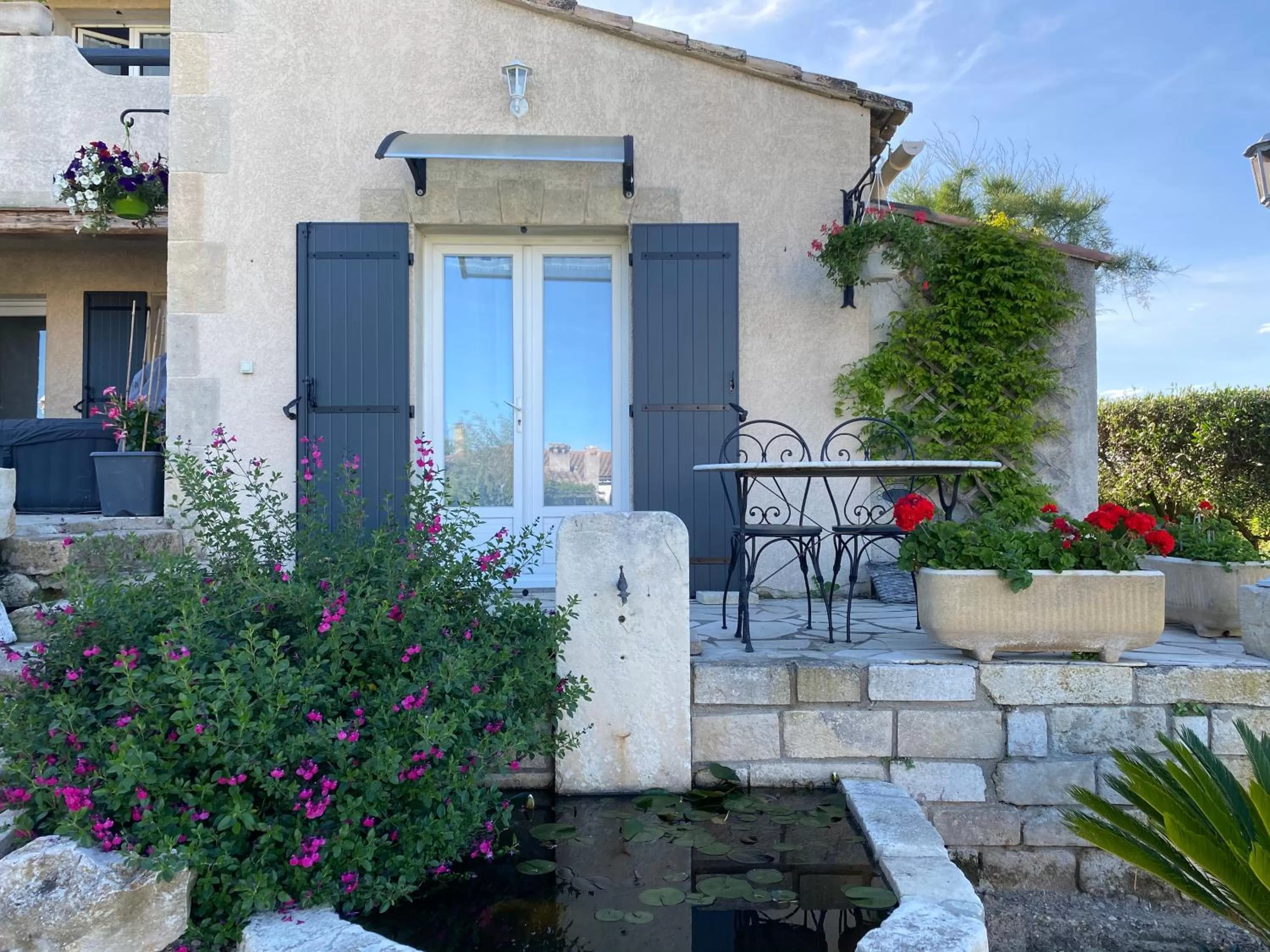 Facade/entrance in chambre d'hotes les cigales