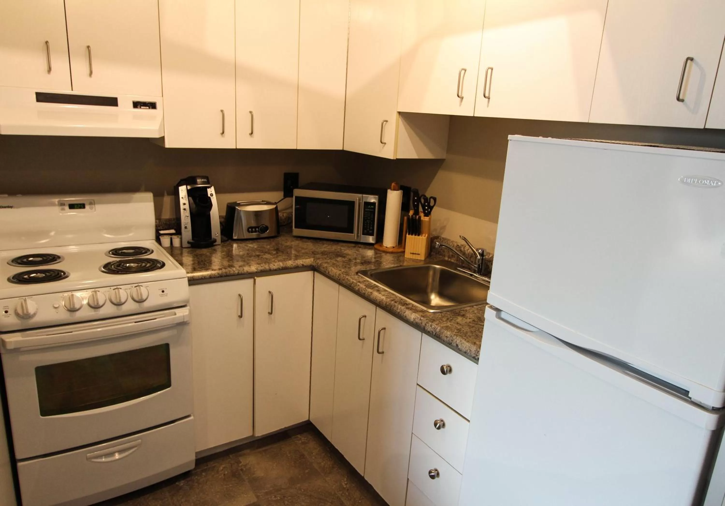 Kitchen or kitchenette in Hôtel Saint-Germain Rimouski