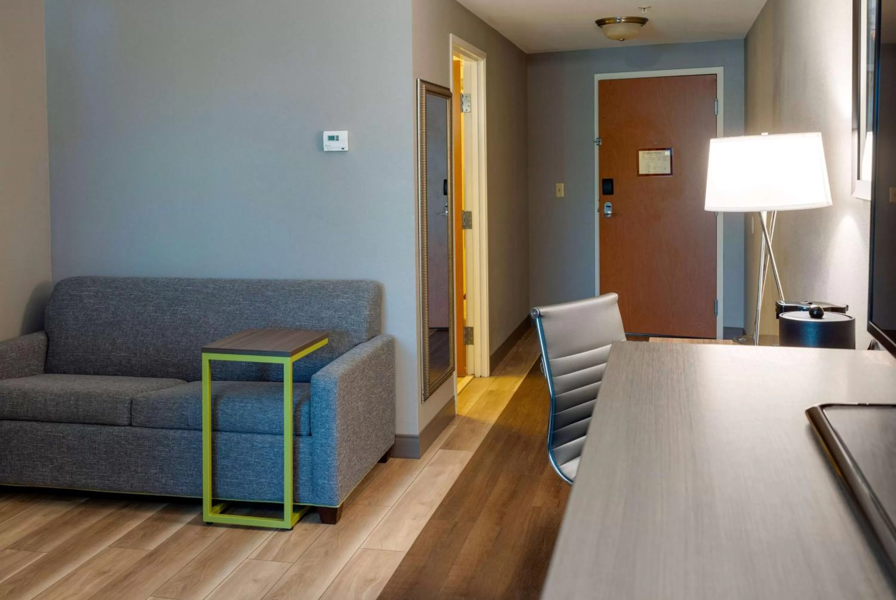 Photo of the whole room in La Quinta by Wyndham Edmond