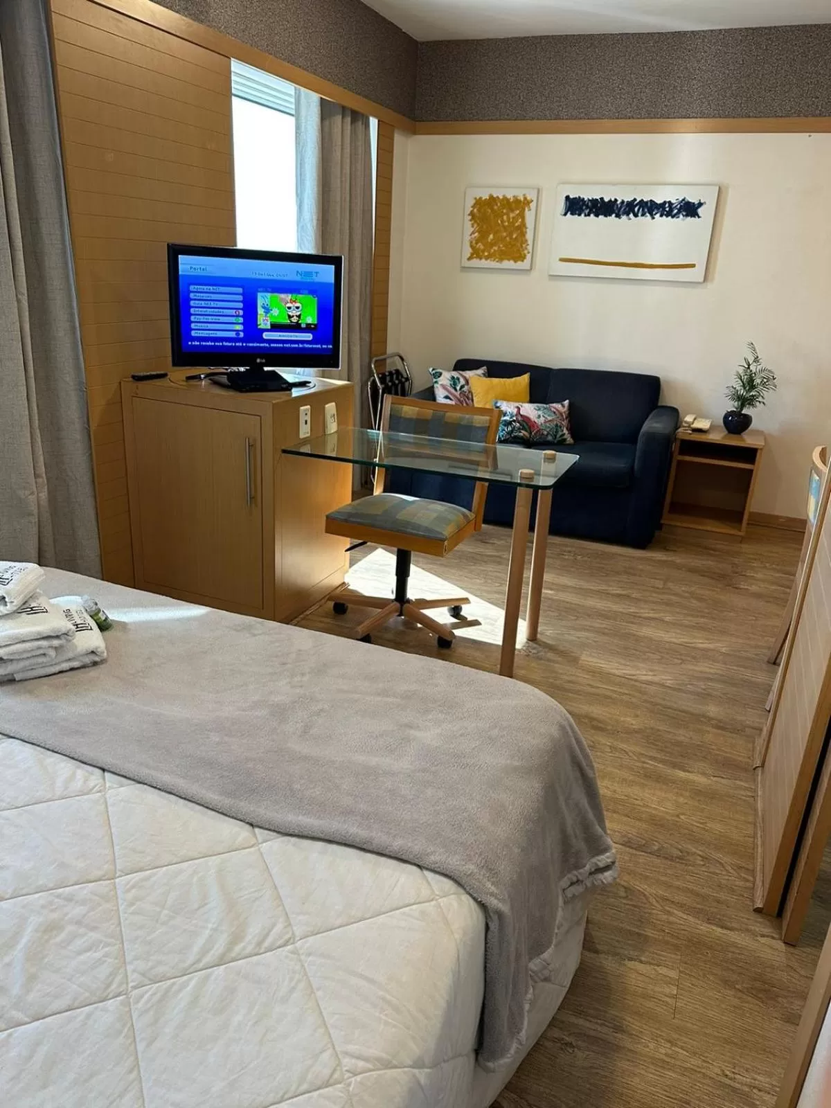 hair dresser, TV/Entertainment Center in Studio Paulista Bela Cintra
